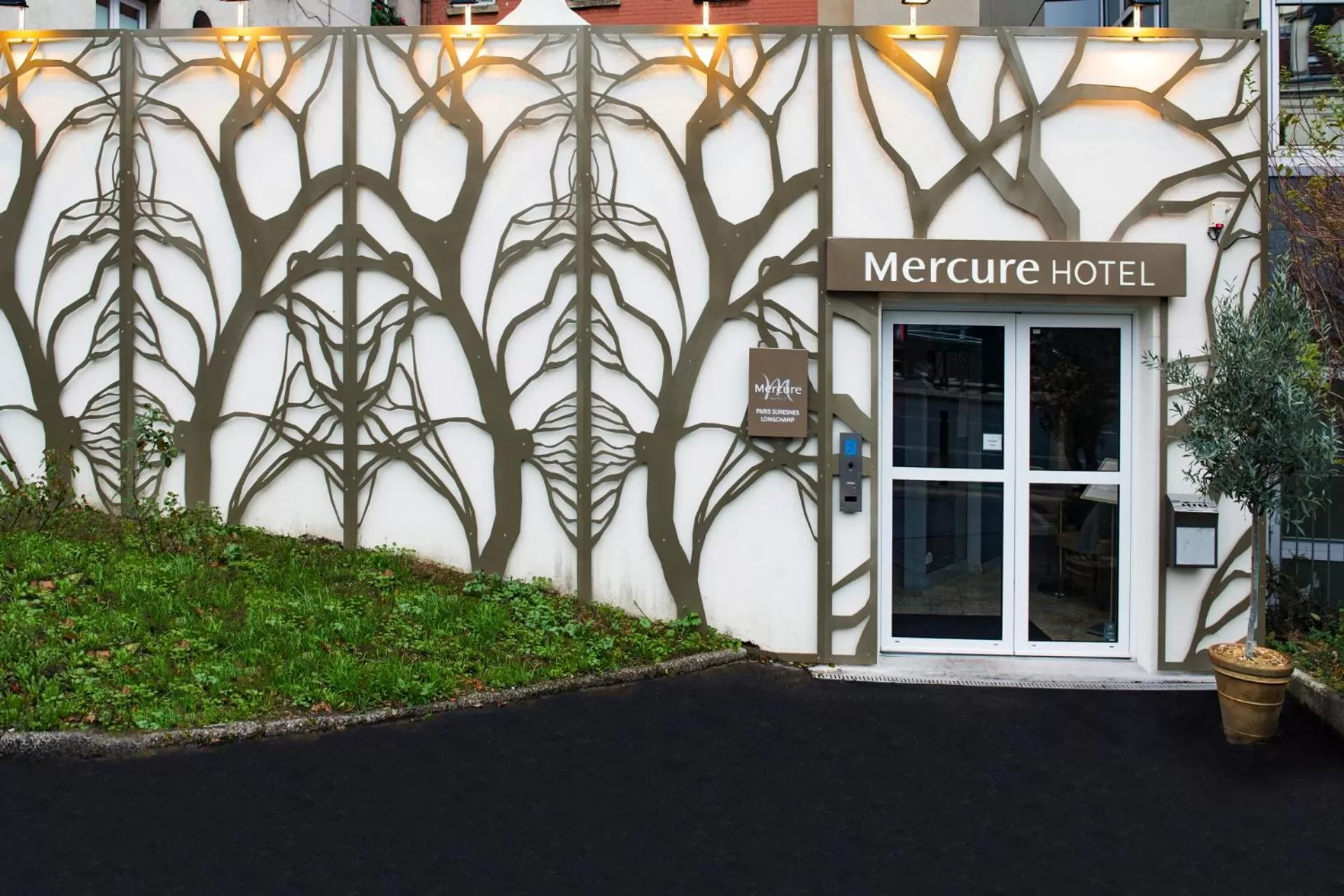 Facade/entrance in Hôtel Mercure Paris Suresnes Longchamp