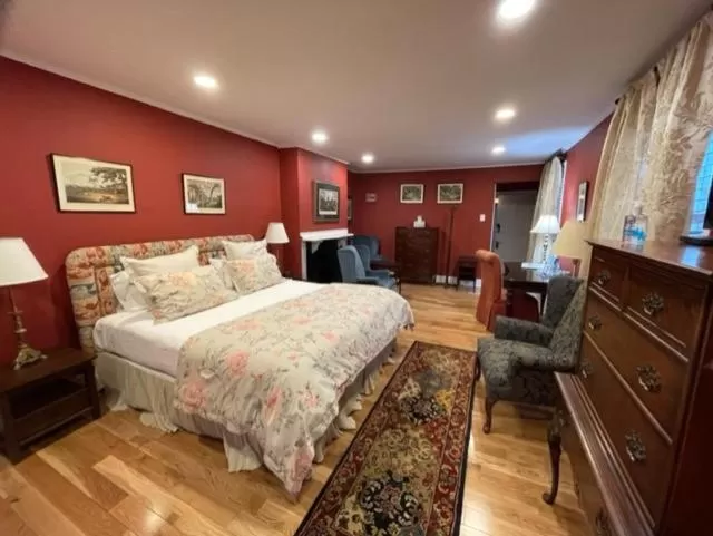 Photo of the whole room, Bed in La Reserve Bed and Breakfast