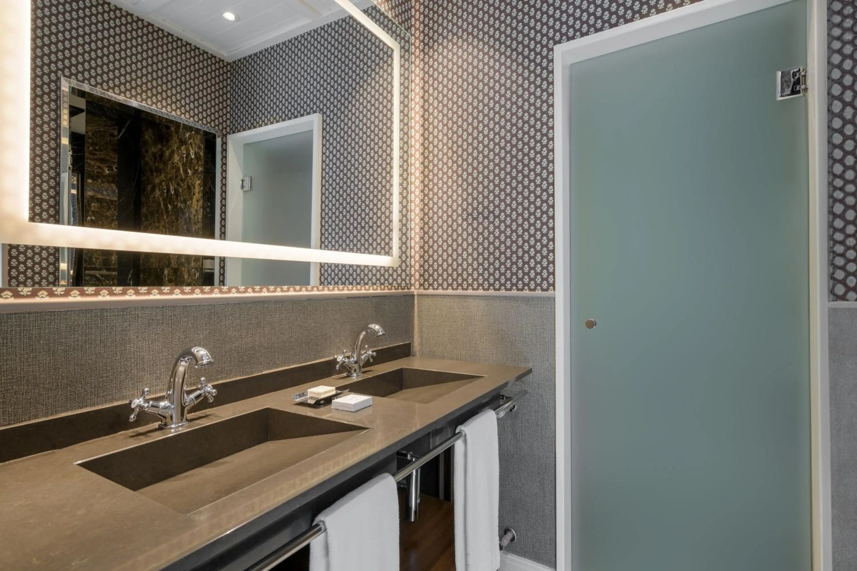 Photo of the whole room in Santo Mauro, a Luxury Collection Hotel, Madrid