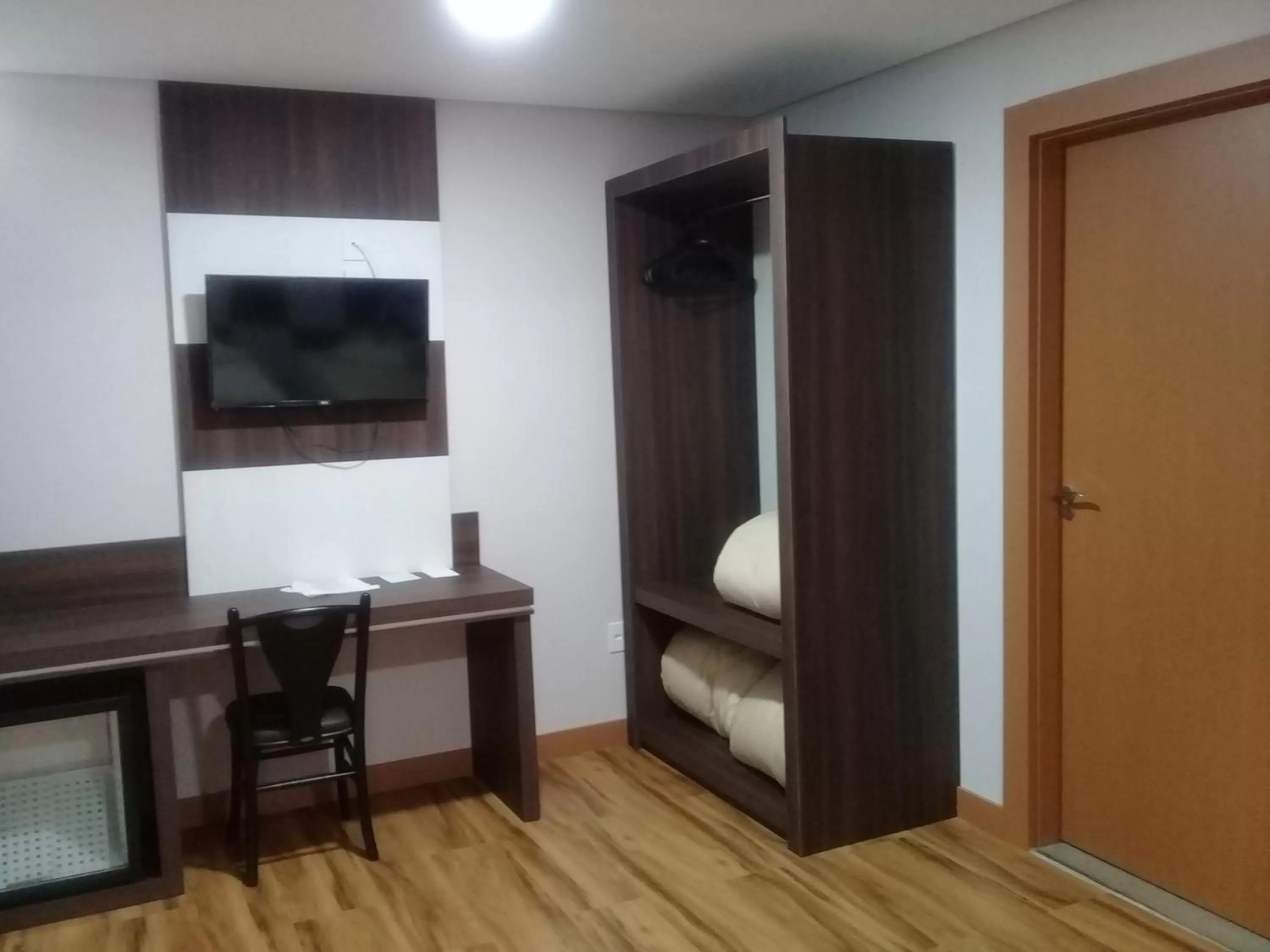 TV/Entertainment Center in Hotel Maestro Villa Do Lago Toledo