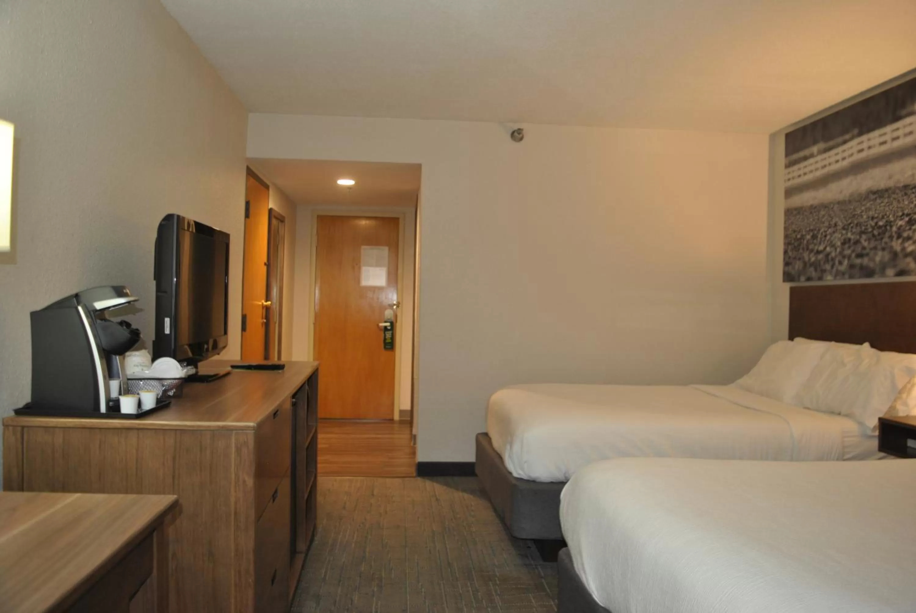 Coffee/tea facilities, Bed in Clarion Pointe Hopkinsville near The Bruce Convention Center