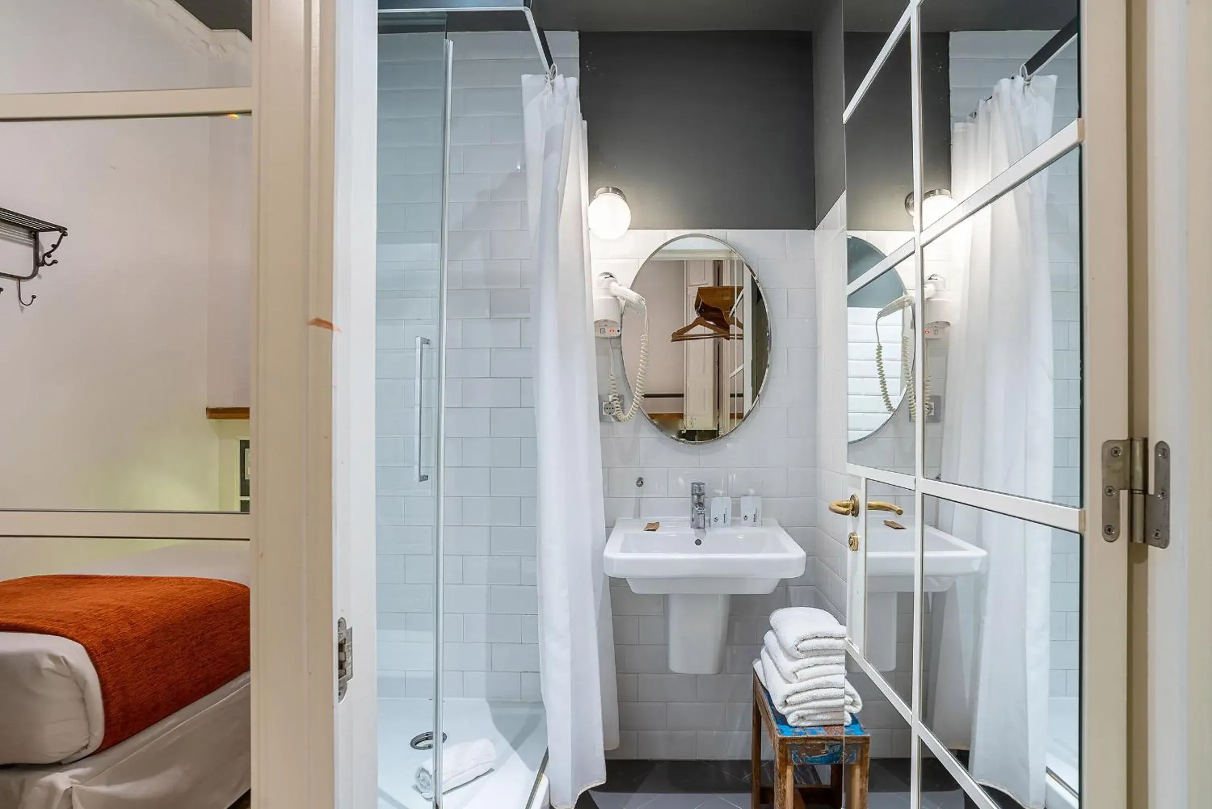 Indoor Twin Room in Casa Gracia Indoor Twin Room in Casa Gracia