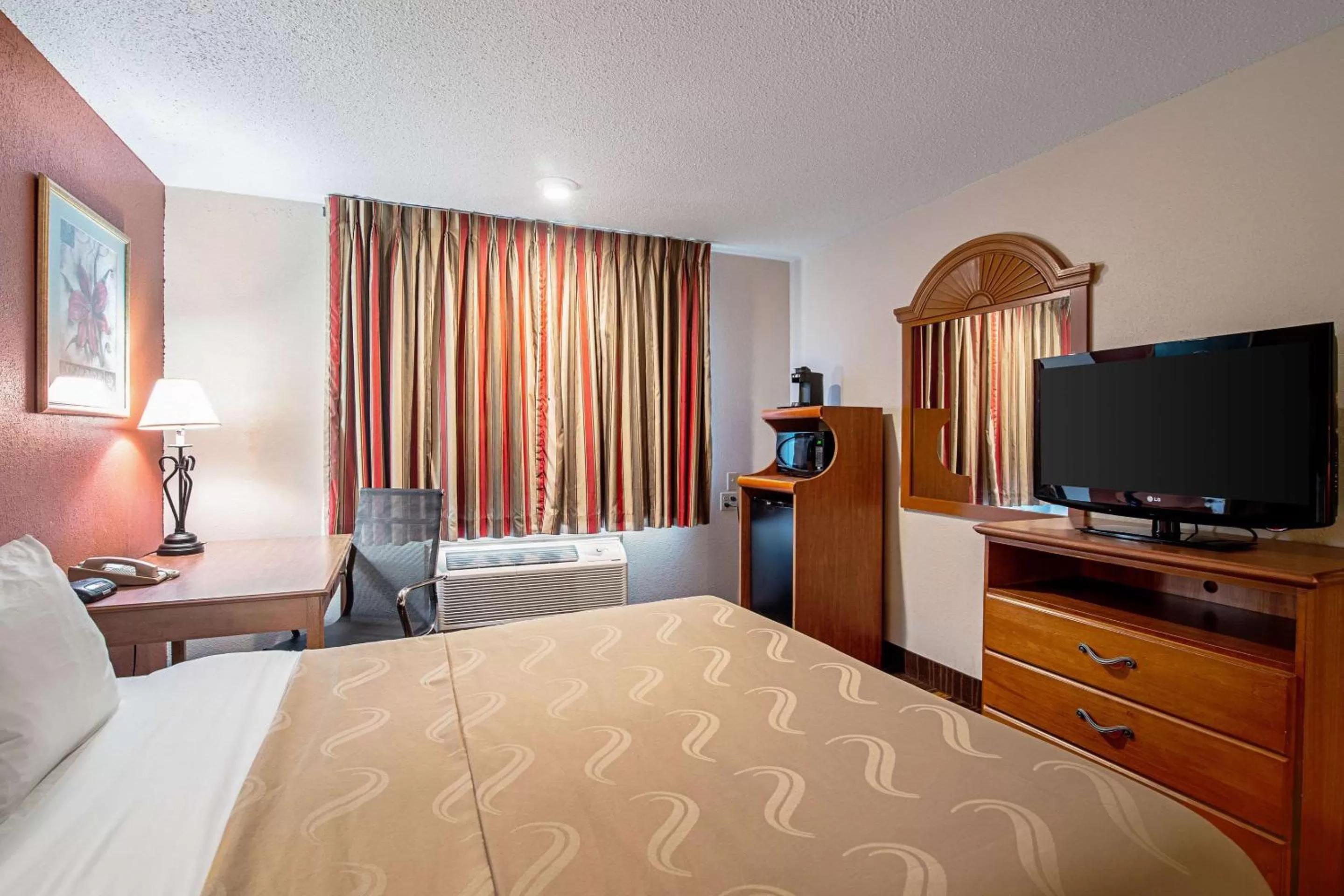 Photo of the whole room, Bed in Quality Inn Aberdeen