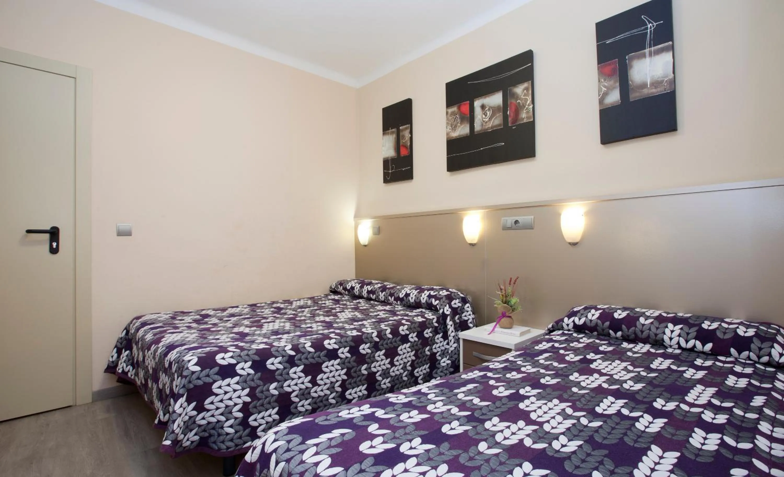 Photo of the whole room, Bed in Hostal Barcelona