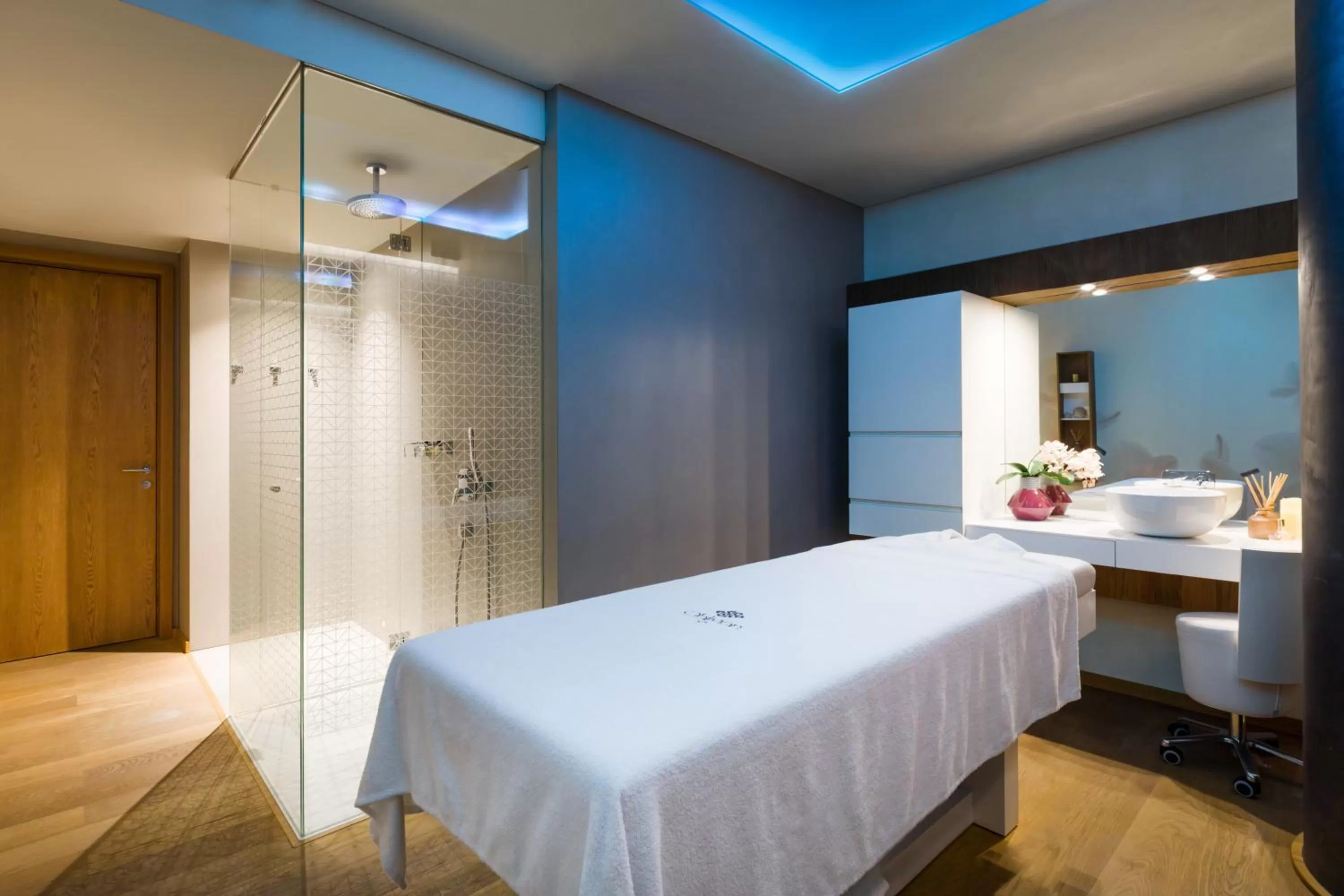 Hot Spring Bath, Bed in Maritim Hotel Plaza Tirana