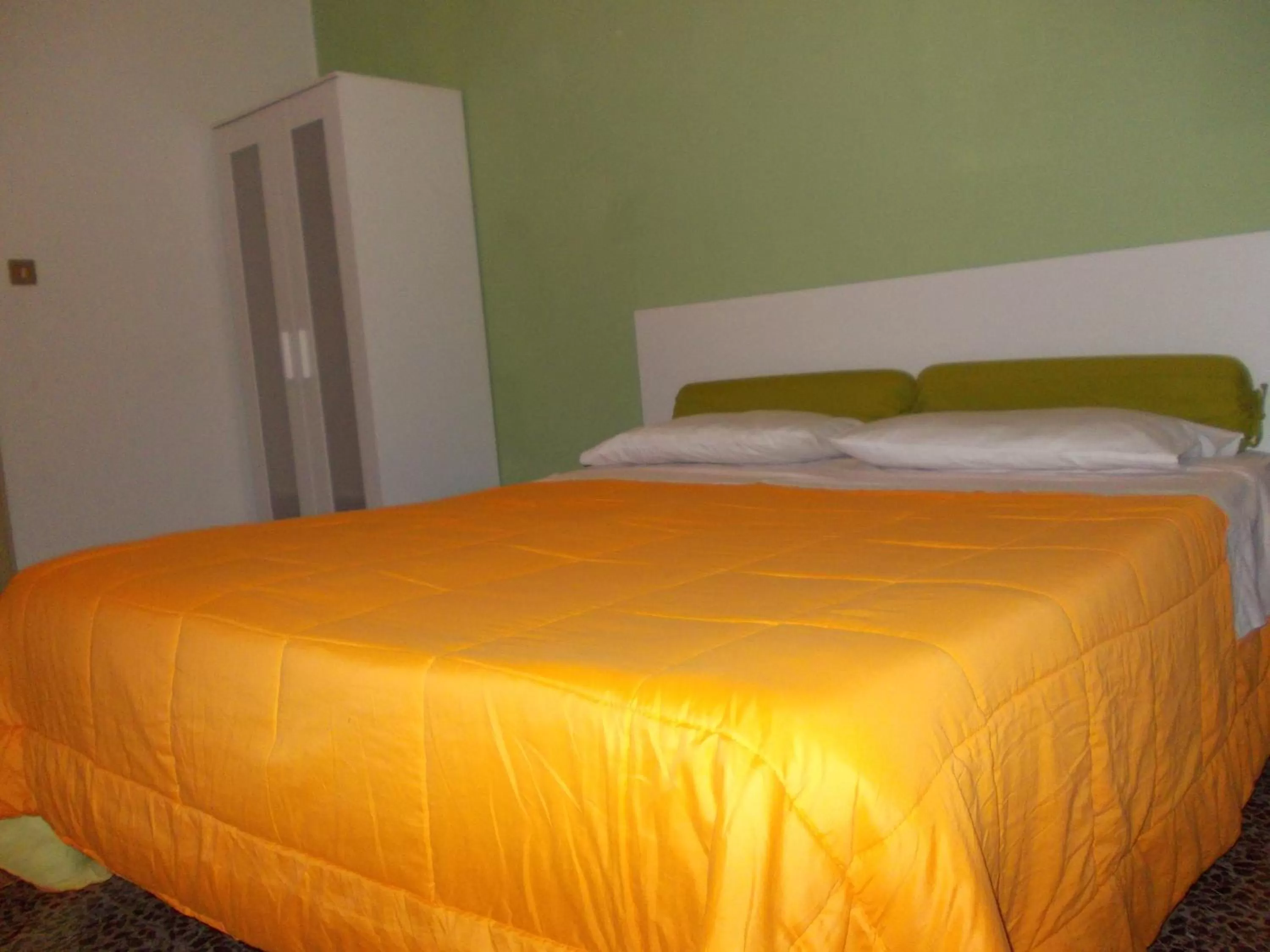 Photo of the whole room, Bed in Travellers Lodge Bed & Rooms