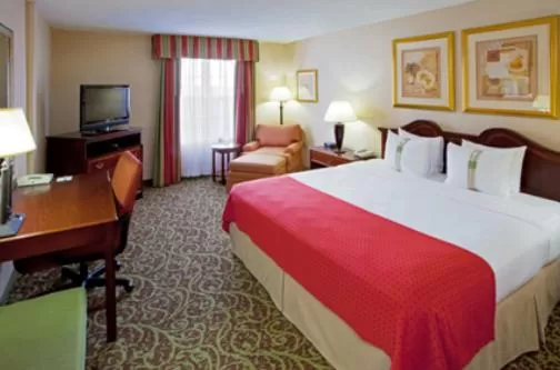 Photo of the whole room, Bed in Holiday Inn Chantilly-Dulles Expo Airport by IHG
