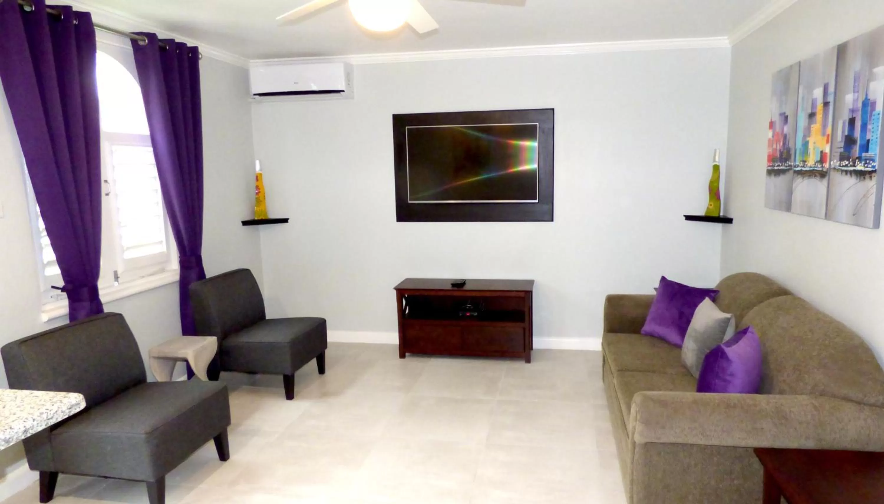 TV and multimedia in Beach One Bedroom Suite A17