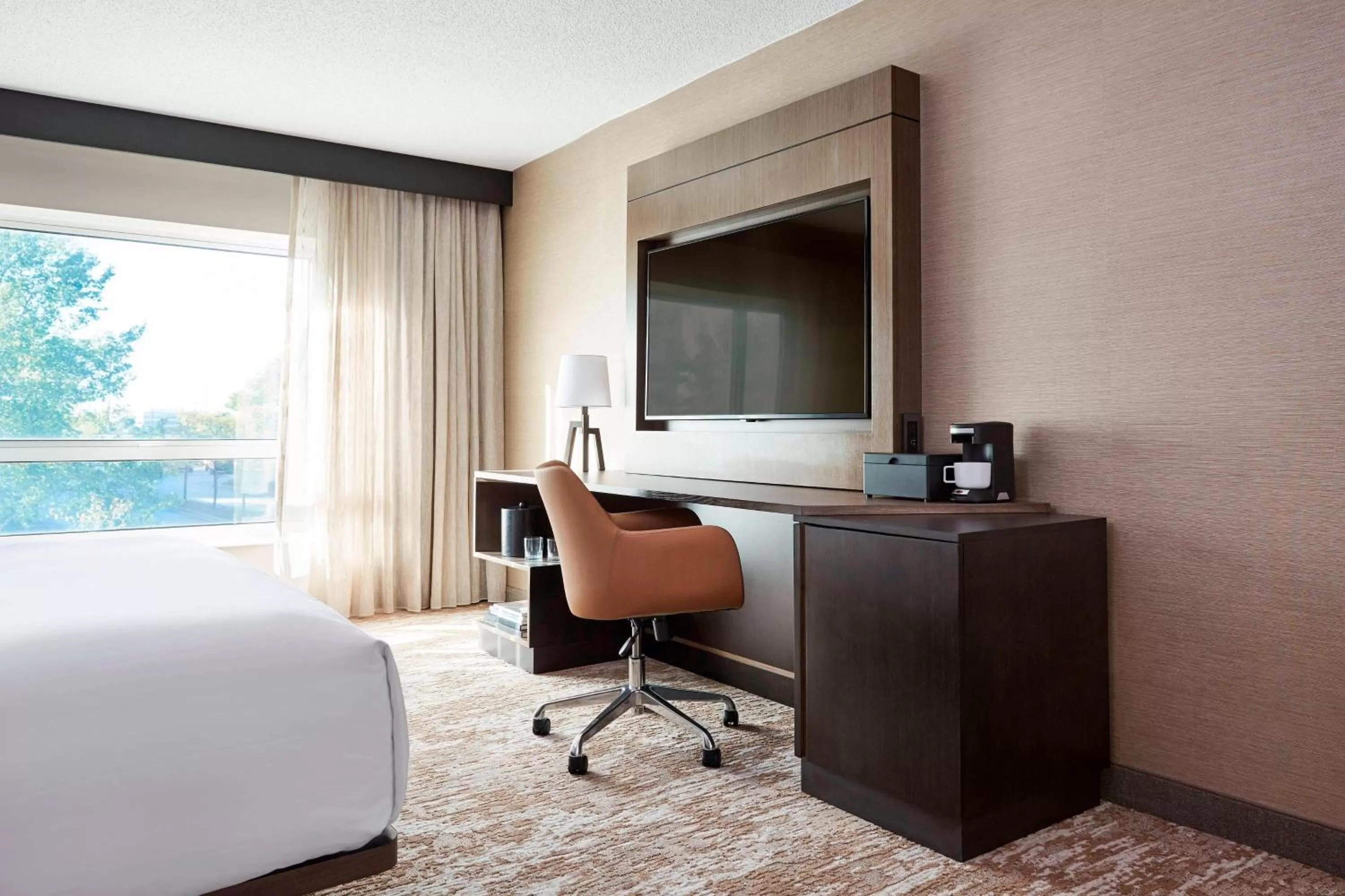 Photo of the whole room, Bed in Chicago Marriott Southwest at Burr Ridge