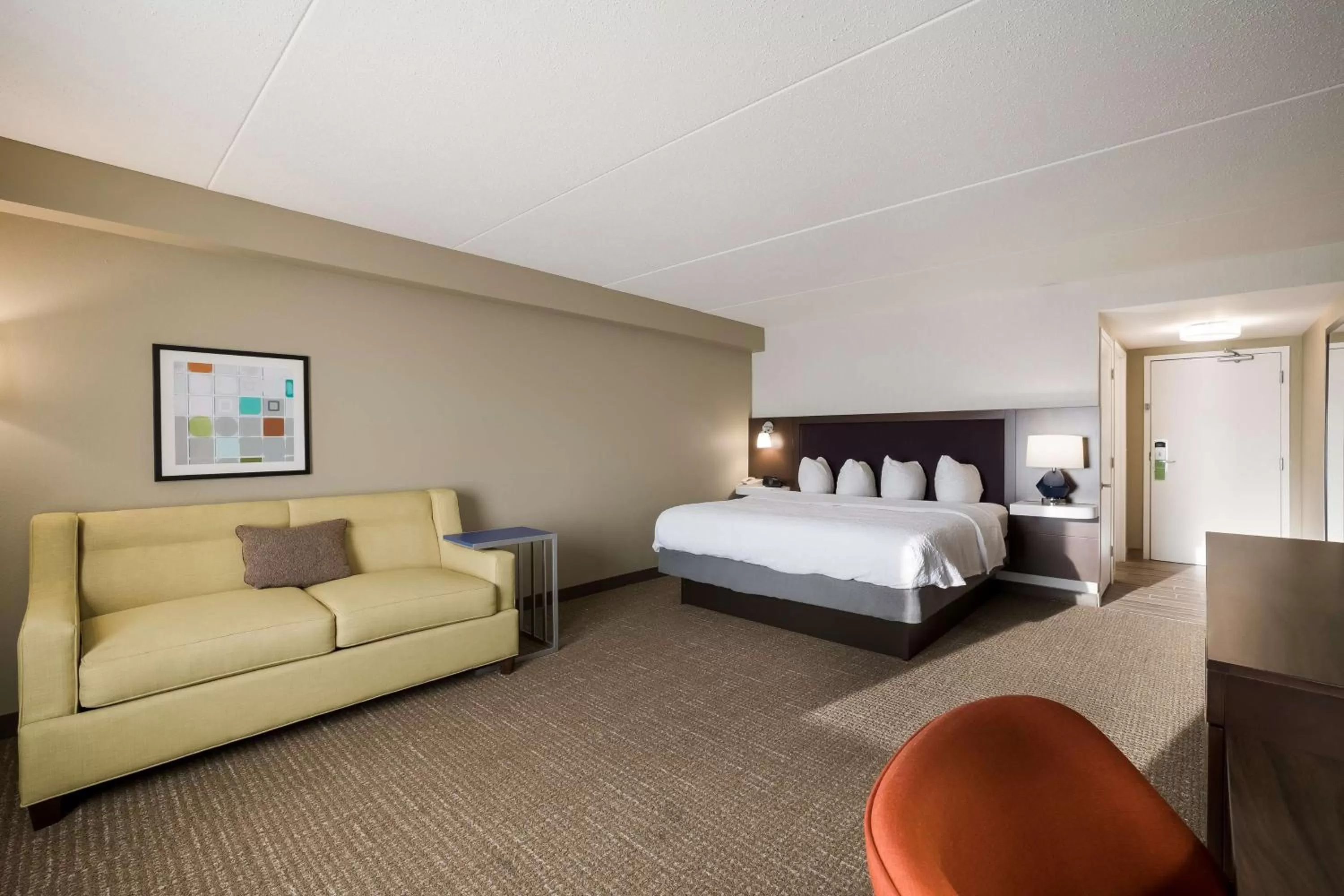 Living room, Bed in Hampton Inn McHenry