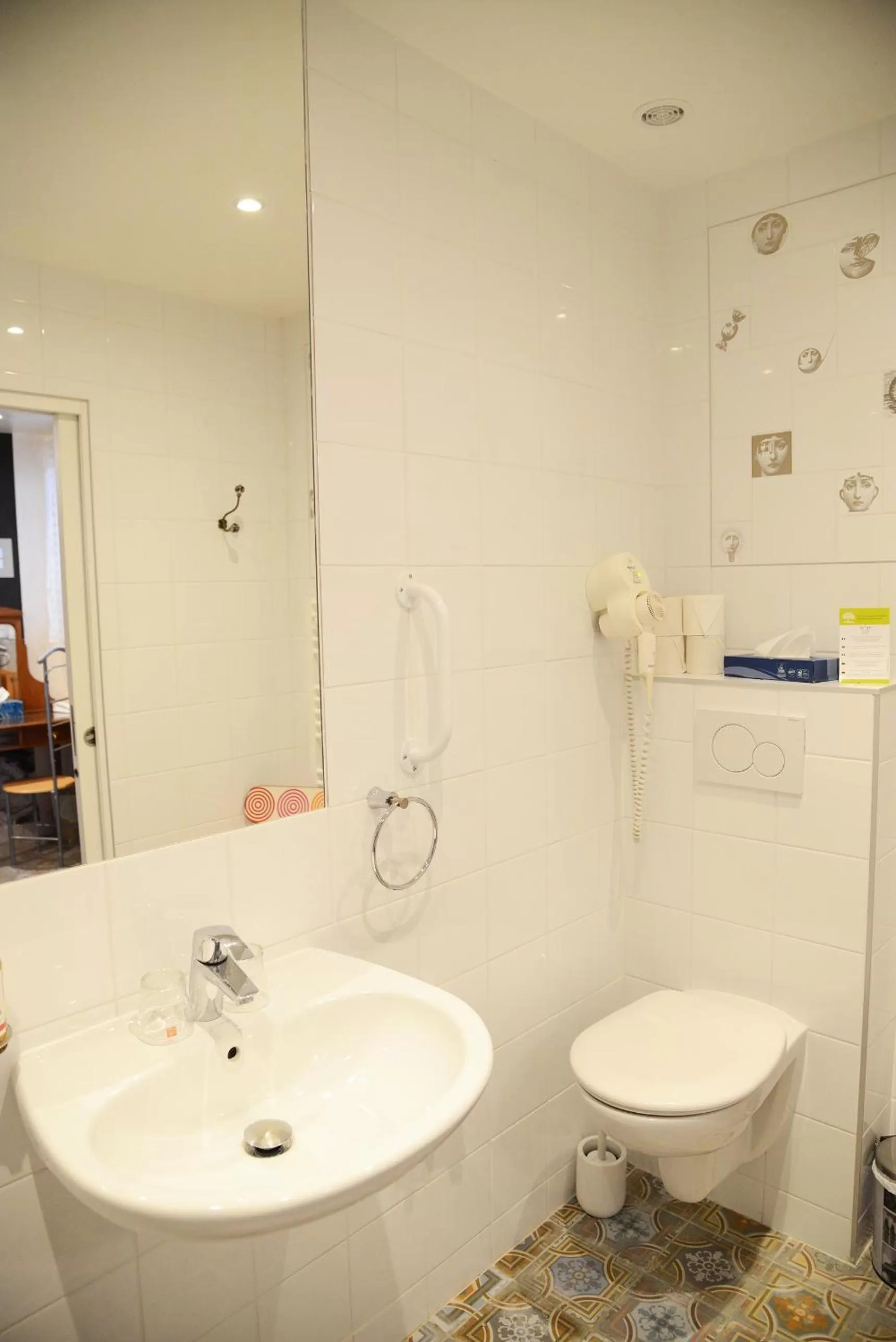 Toilet in Hôtel Malar