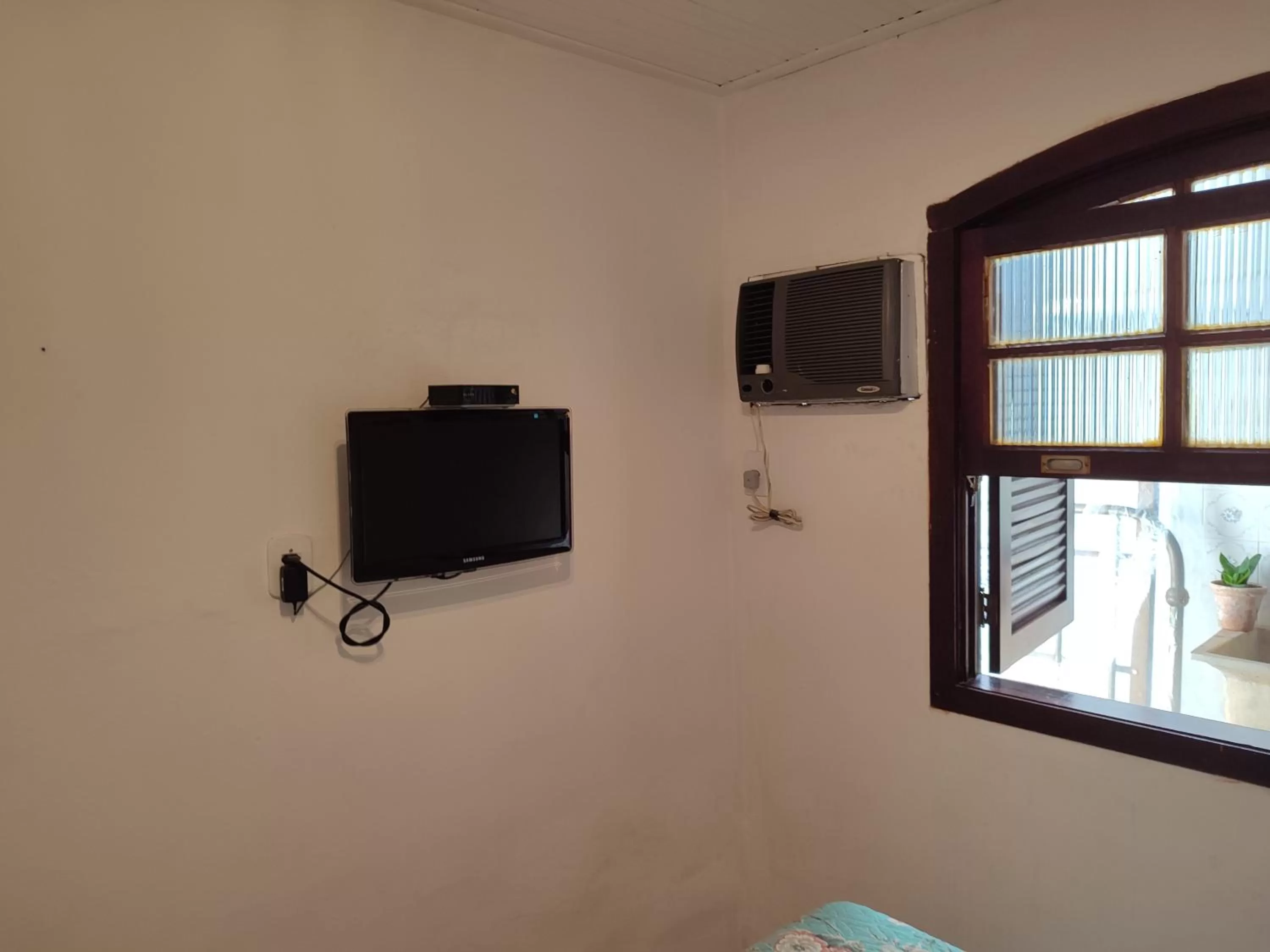 air conditioner, TV/Entertainment Center in Pousada L'étage
