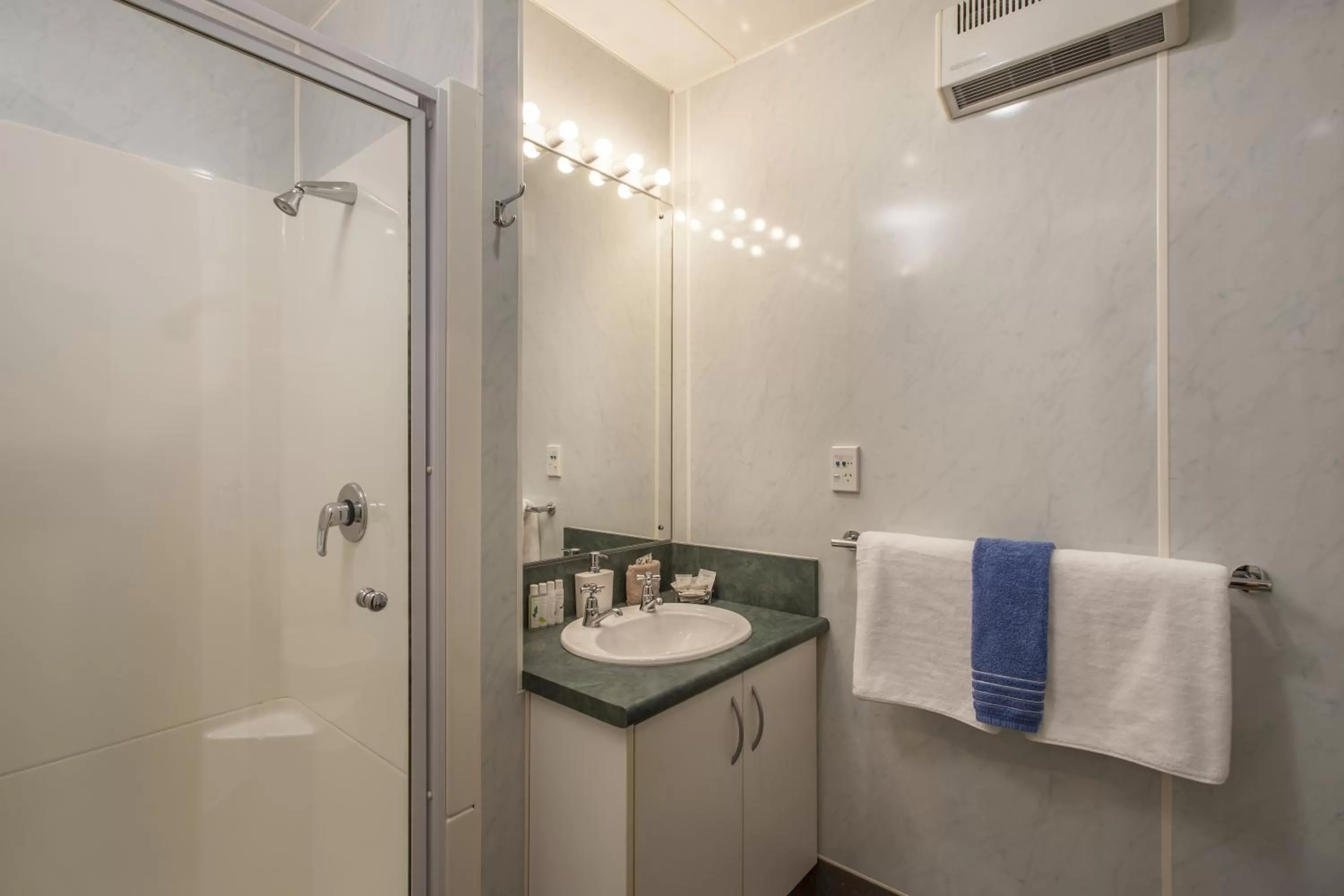 Bathroom in Amross Motel