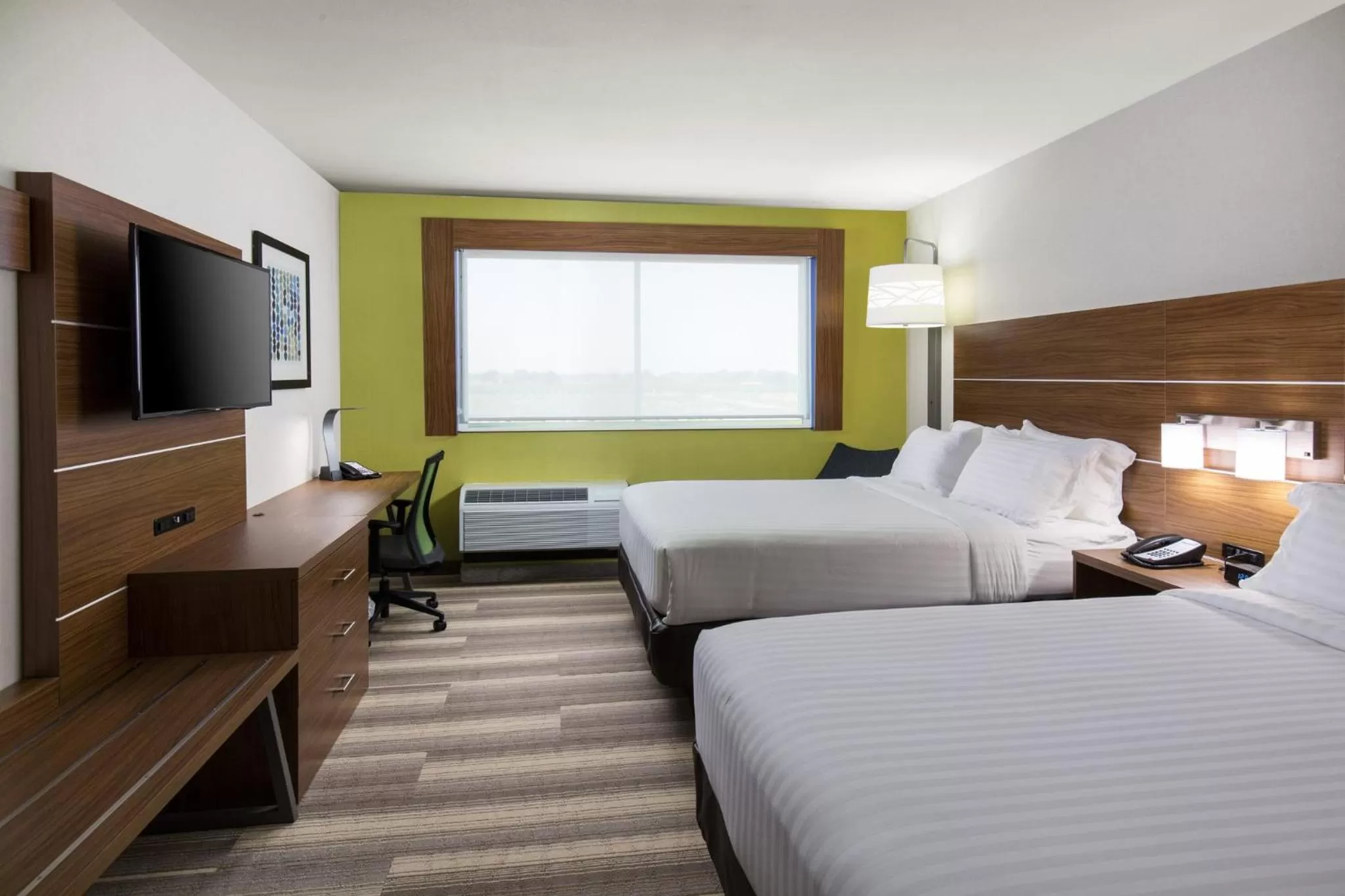 Photo of the whole room, Bed in Holiday Inn Express Visalia-Sequoia Gateway Area by IHG