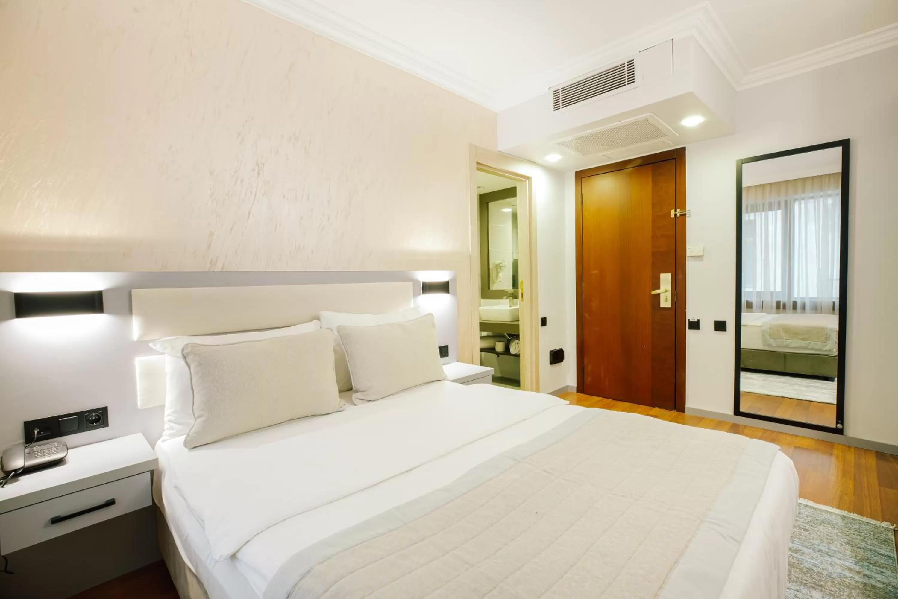 Bedroom, Bed in Marble Hotel