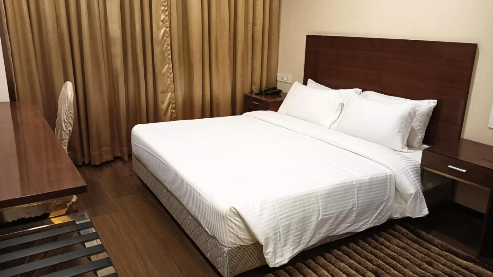 Bedroom, Bed in Layalee Grande Hotel Chennai