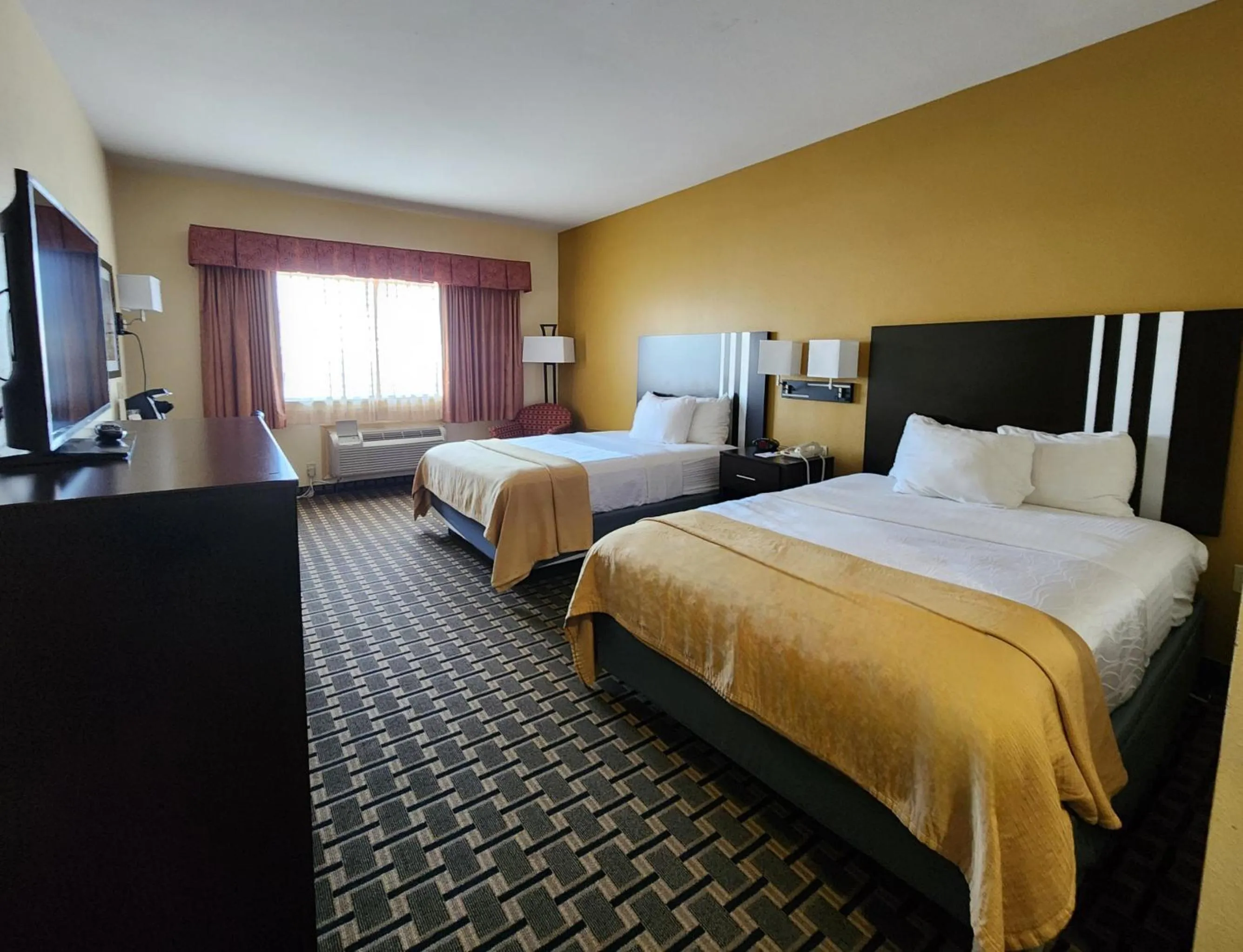 Bedroom, Bed in Days Inn & Suites by Wyndham Sam Houston Tollway