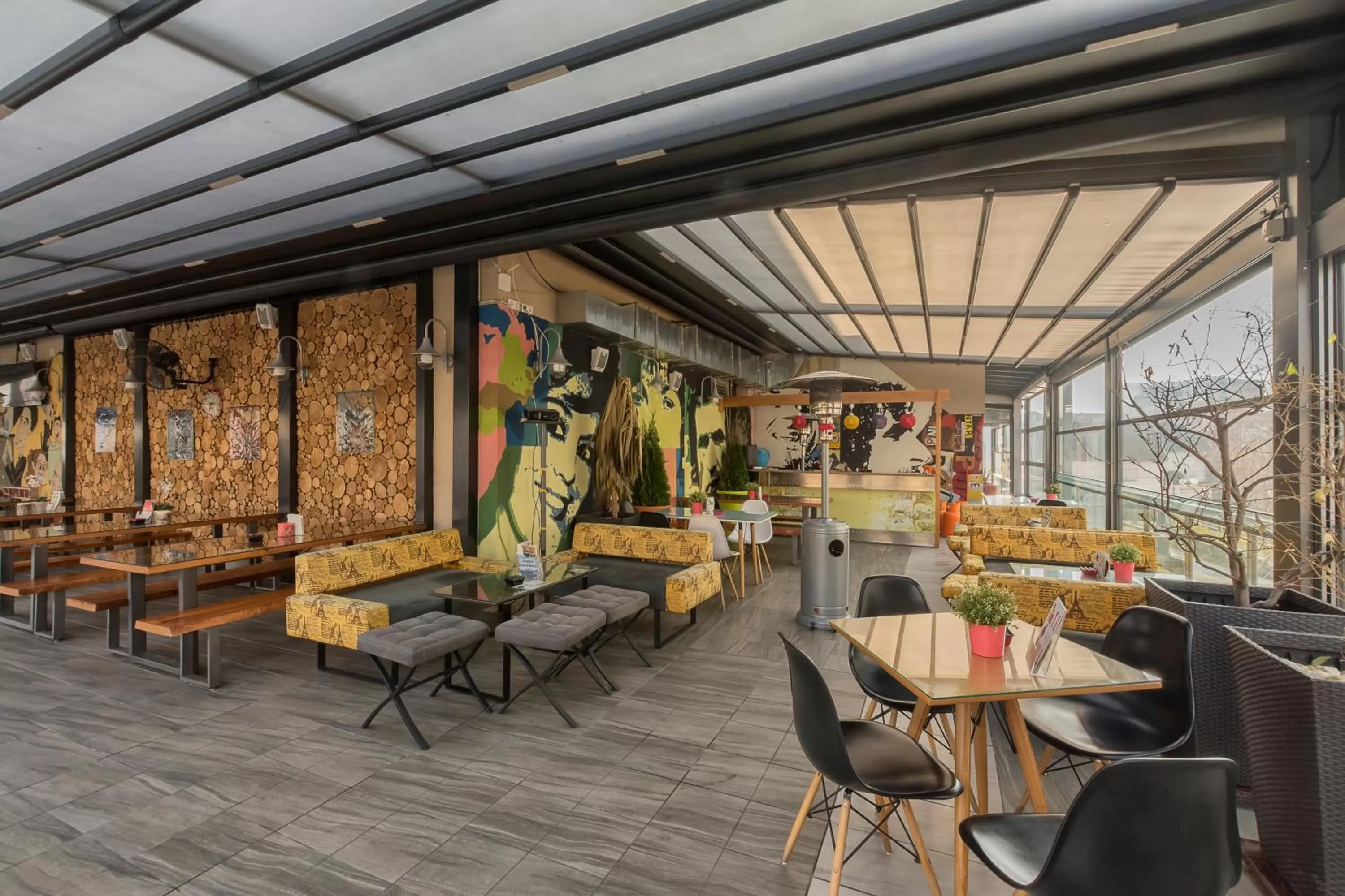 Restaurant/places to eat in Hotel Lirak