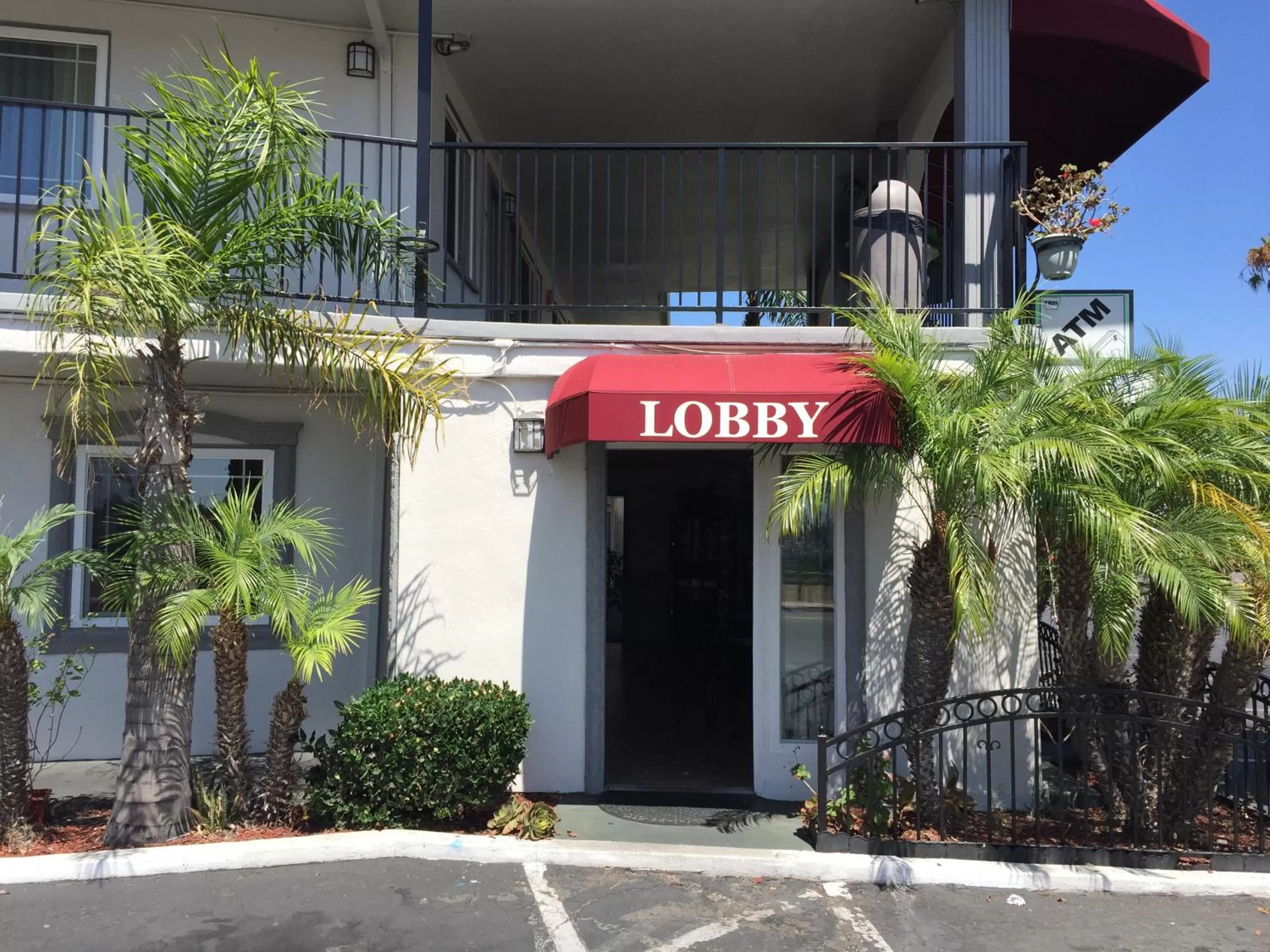 Facade/entrance in Harbor Inn & Suites Oceanside