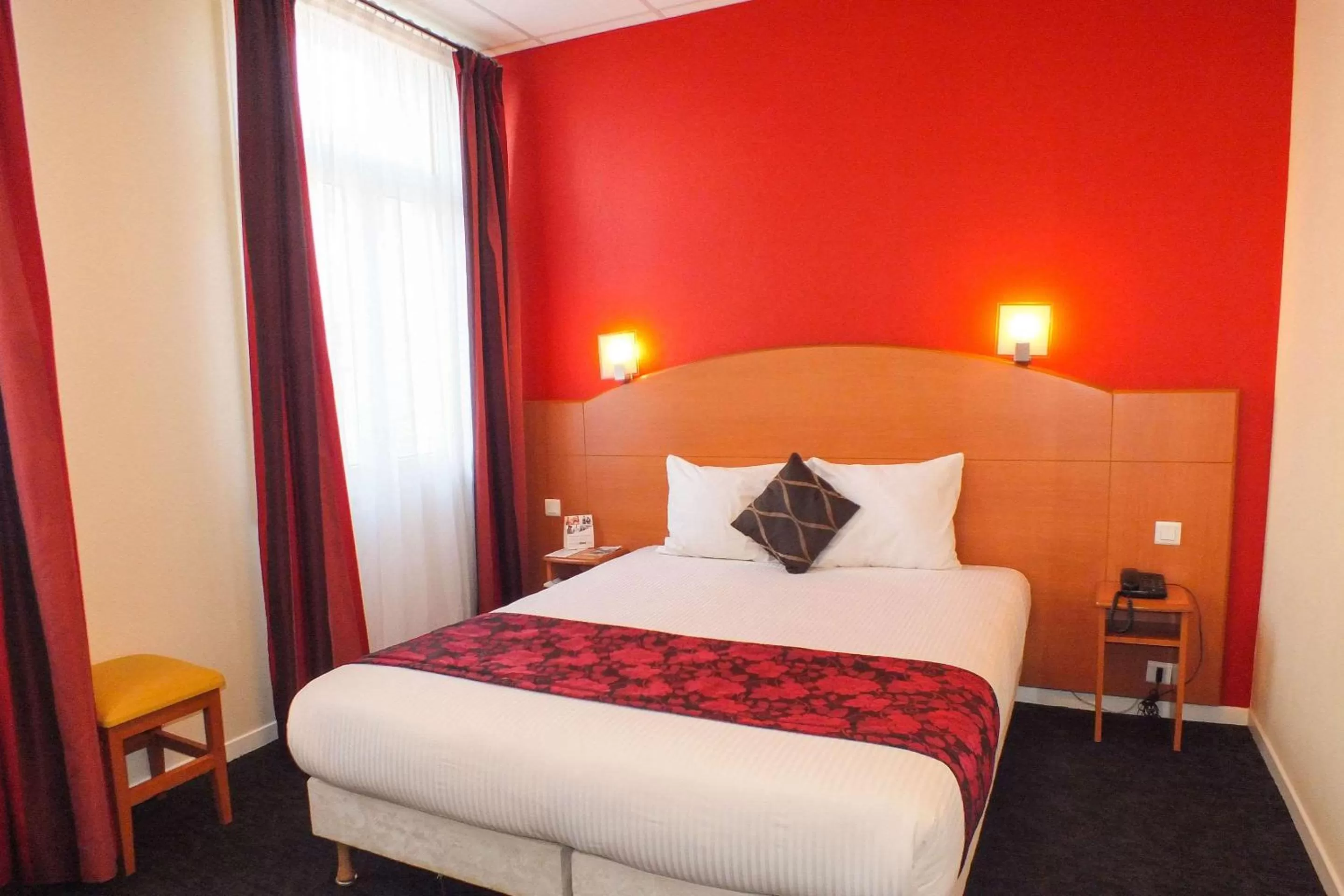 Photo of the whole room, Bed in Hotel Cecil Metz Gare