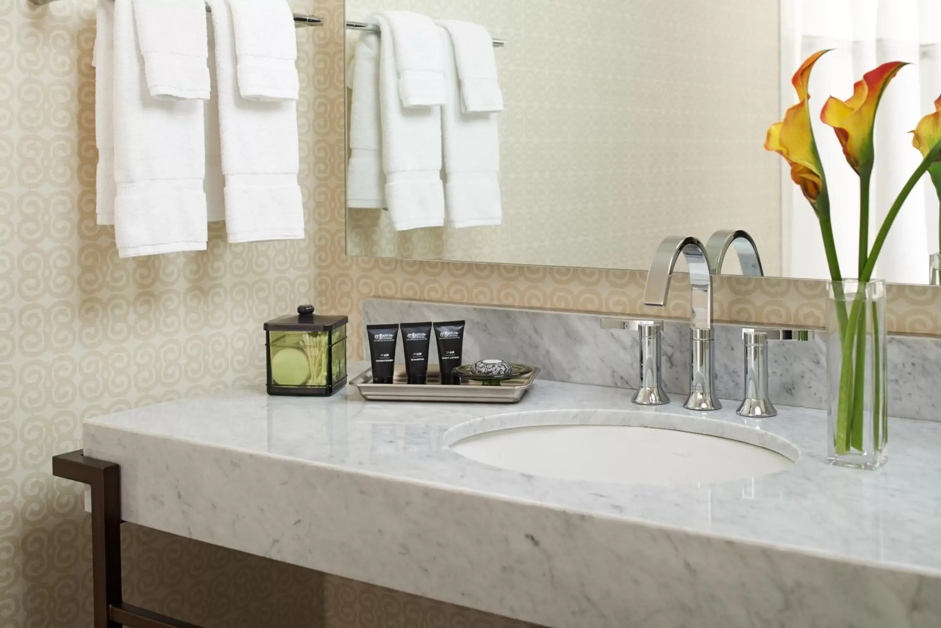 Essential Queen Room with Tub - Mobility Accessible in Kimpton Hotel Vintage Seattle by IHG Essential Queen Room with Tub - Mobility Accessible in Kimpton Hotel Vintage Seattle by IHG