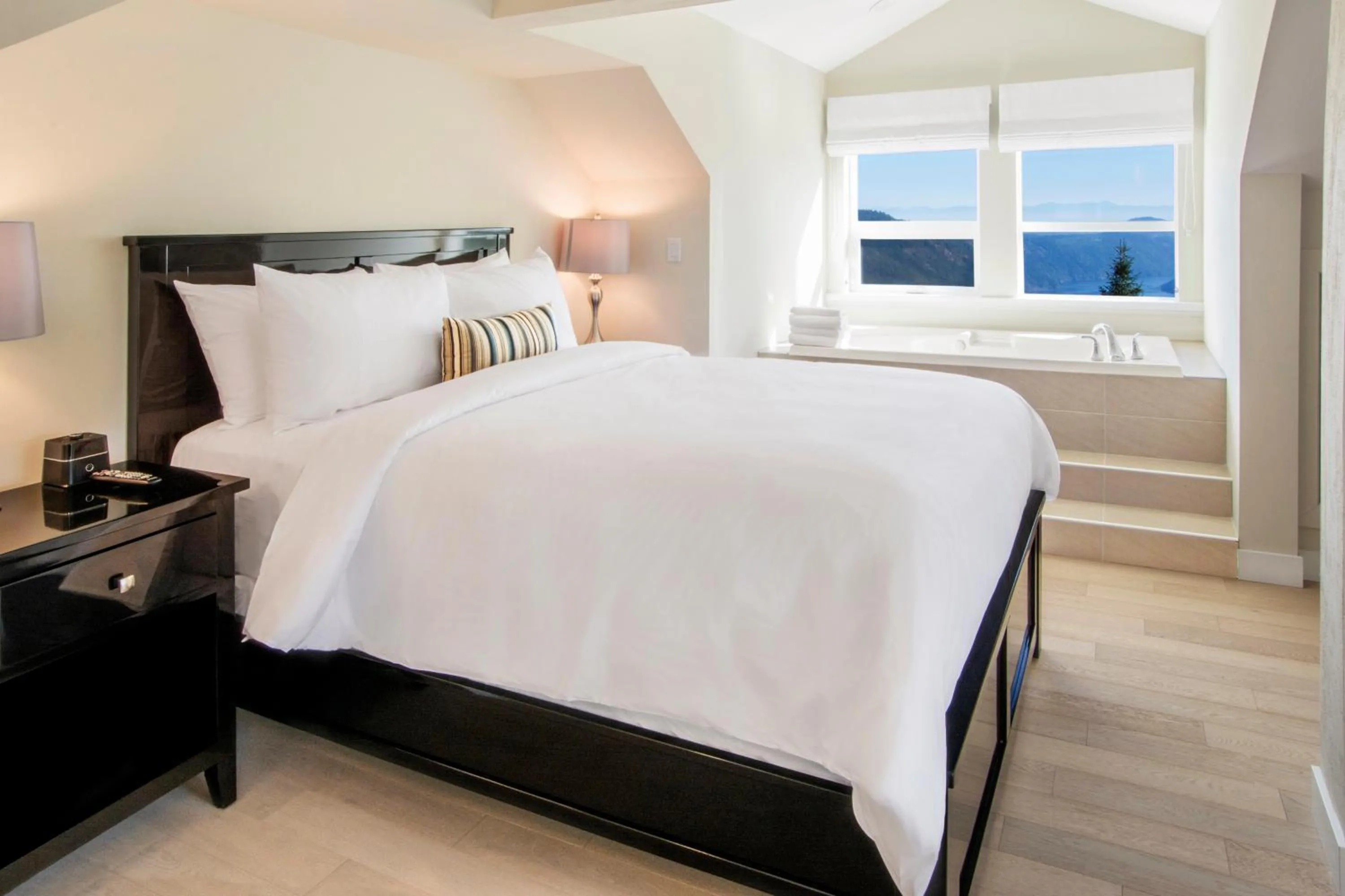 Bedroom, Bed in Villa Eyrie Resort