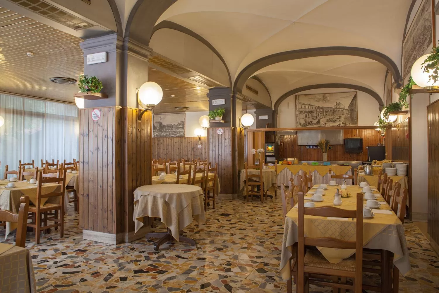 Restaurant/places to eat in AUTO PARK Hotel