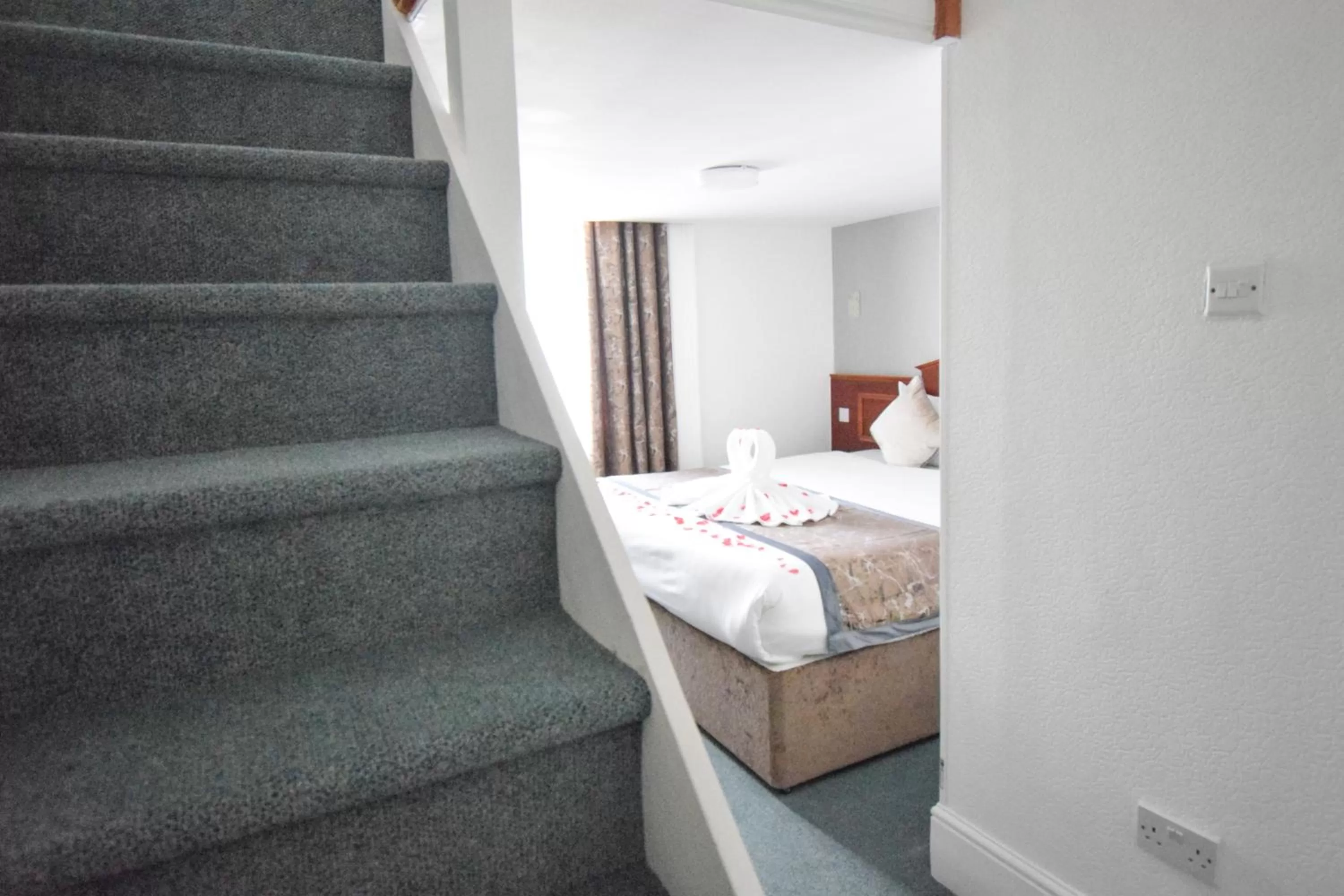 Bed in Pembridge Palace Hotel