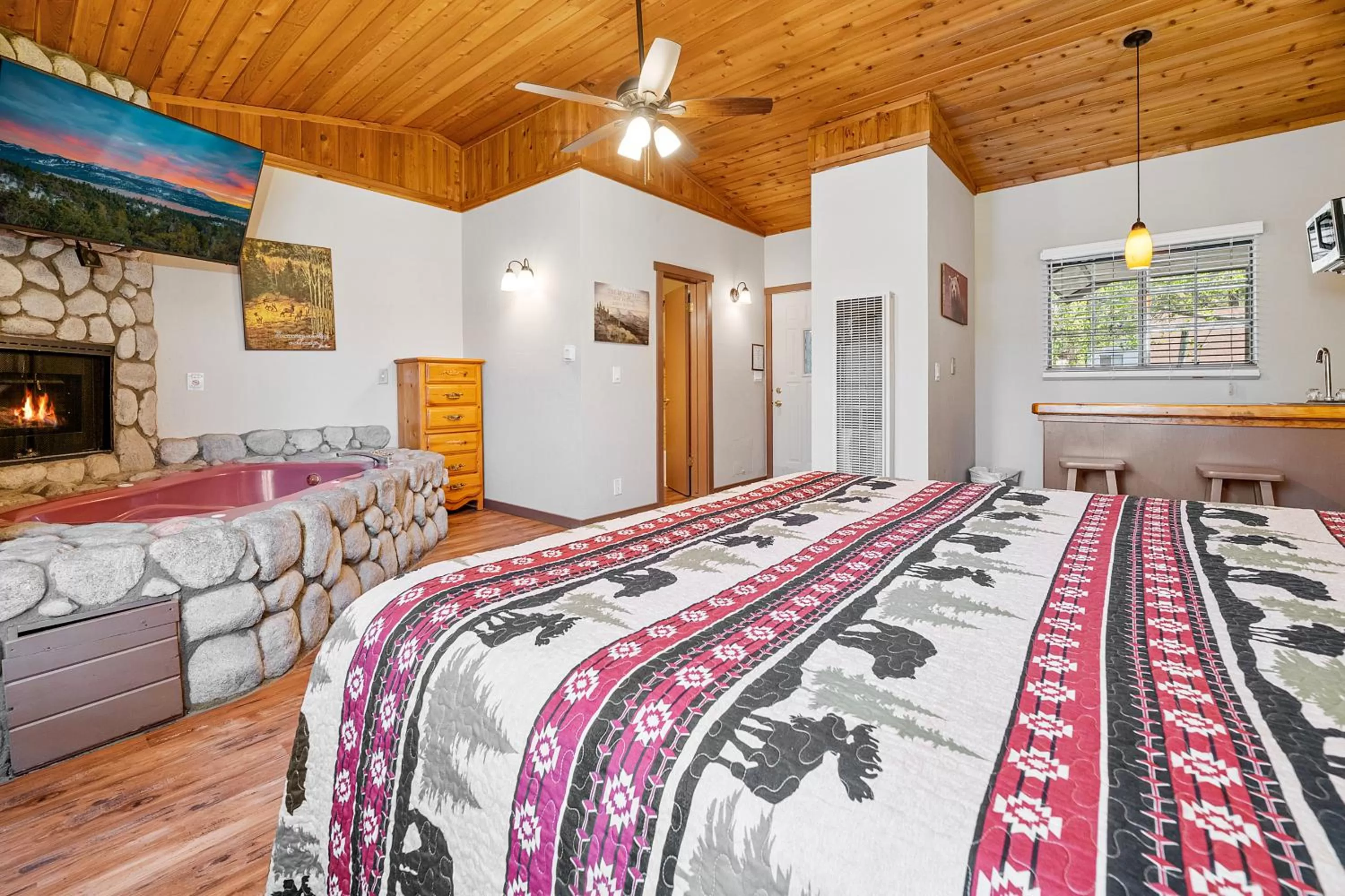 Photo of the whole room, Bed in Black Forest Lodge