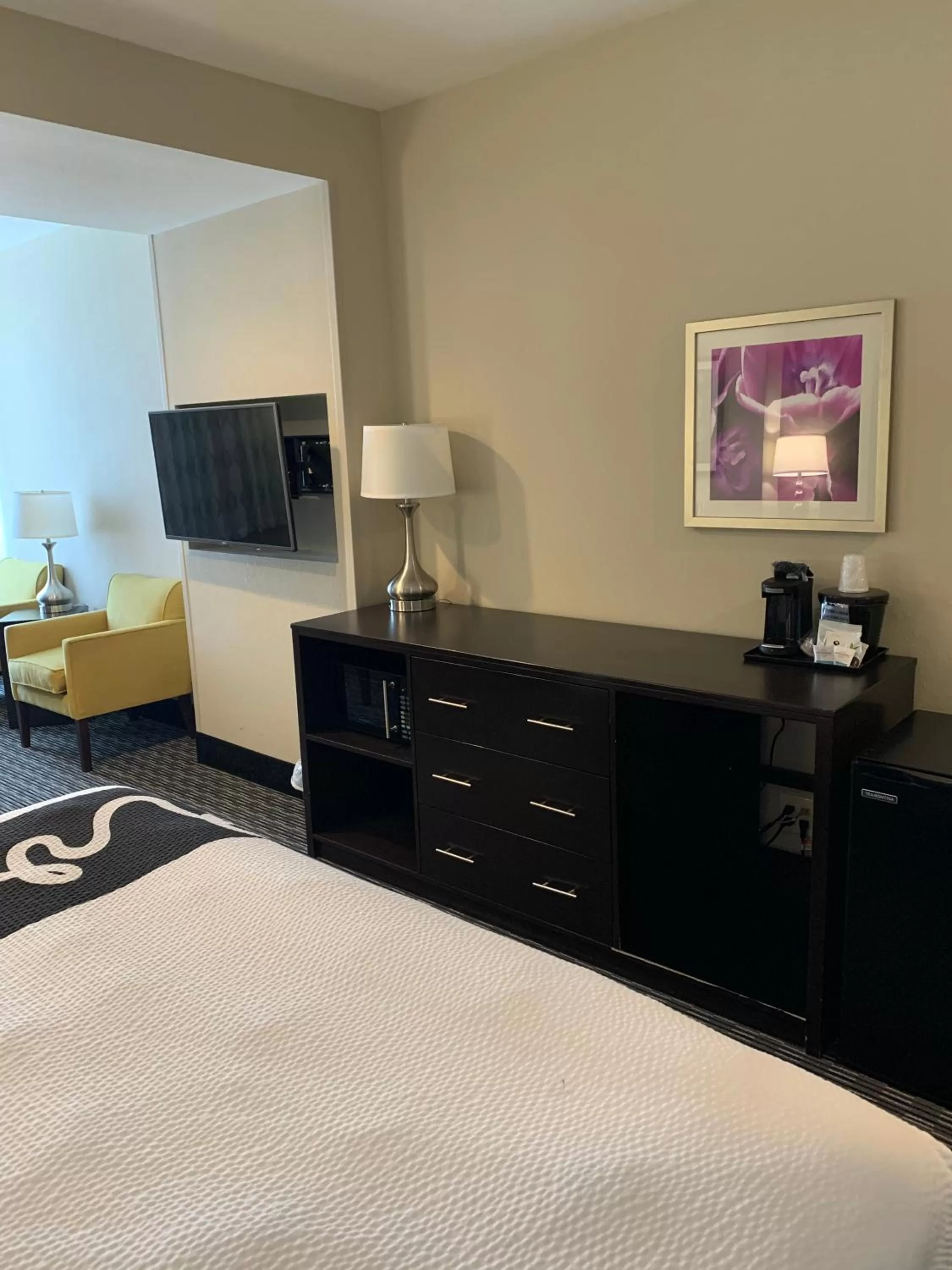 Coffee/tea facilities, Bed in La Quinta by Wyndham Hattiesburg - I-59