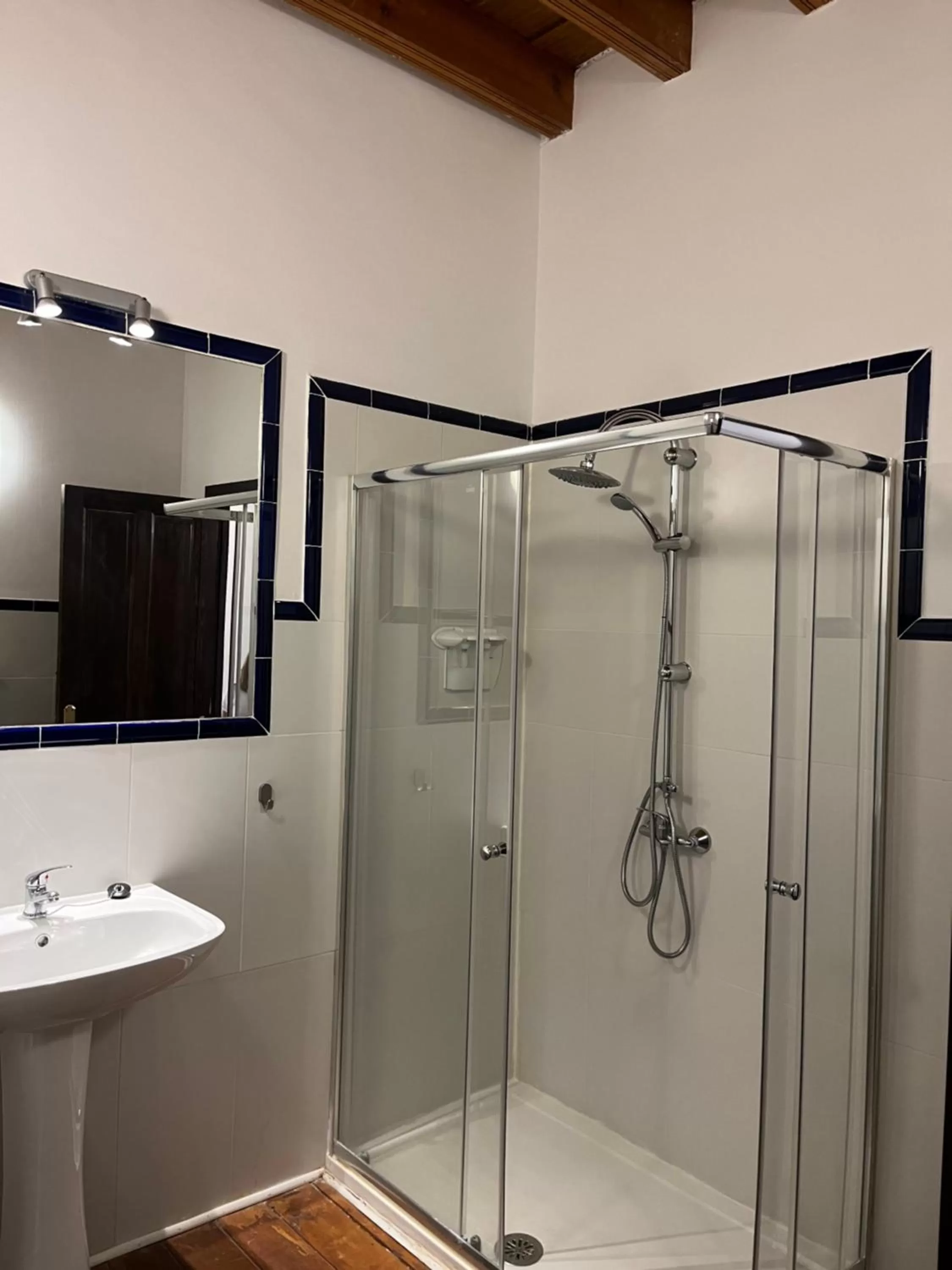 Comfort Triple Room with Shower in One&lux Casa Maravillas Rooms