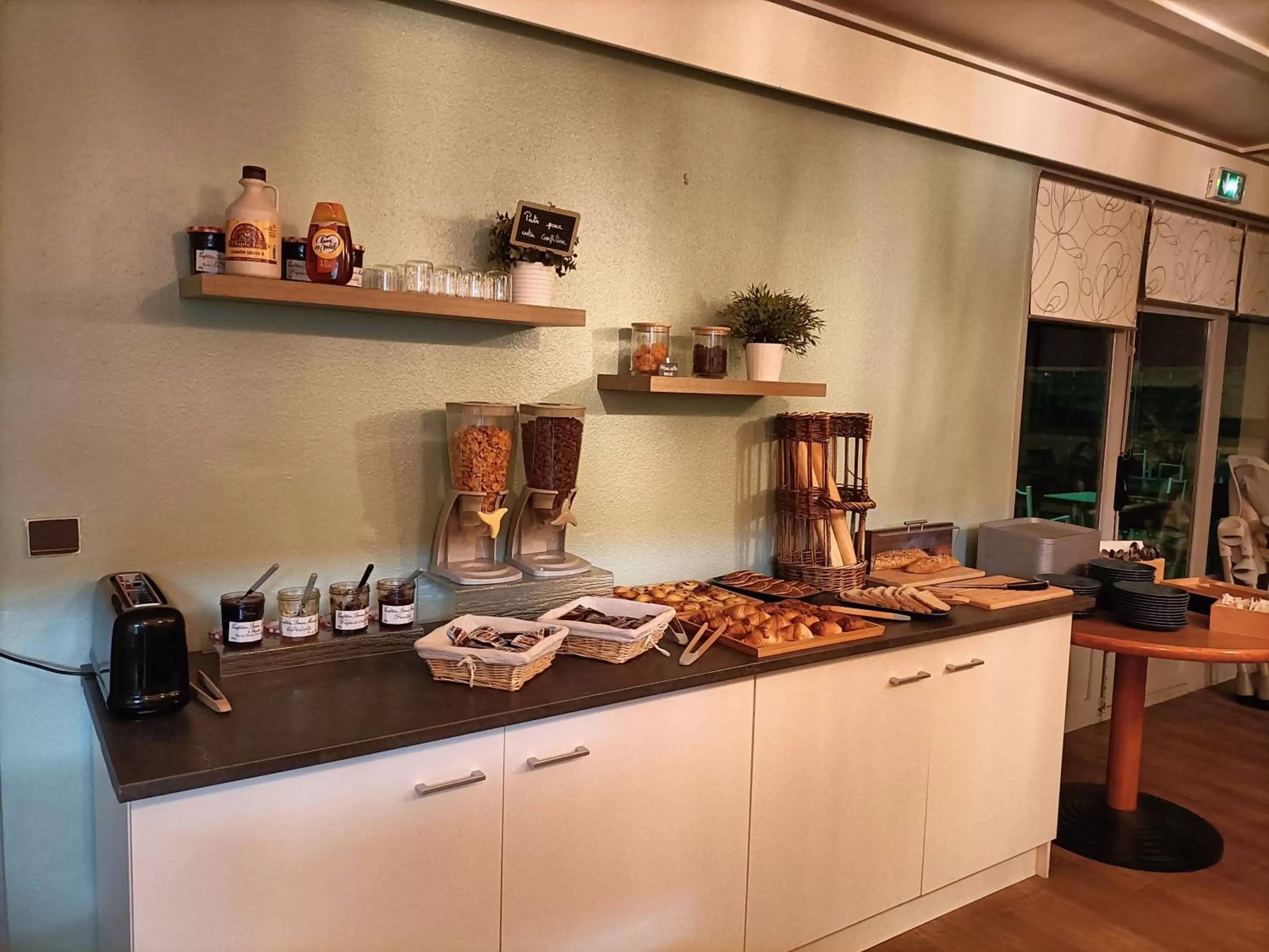 Breakfast in Hotel Inn Design La Rochelle