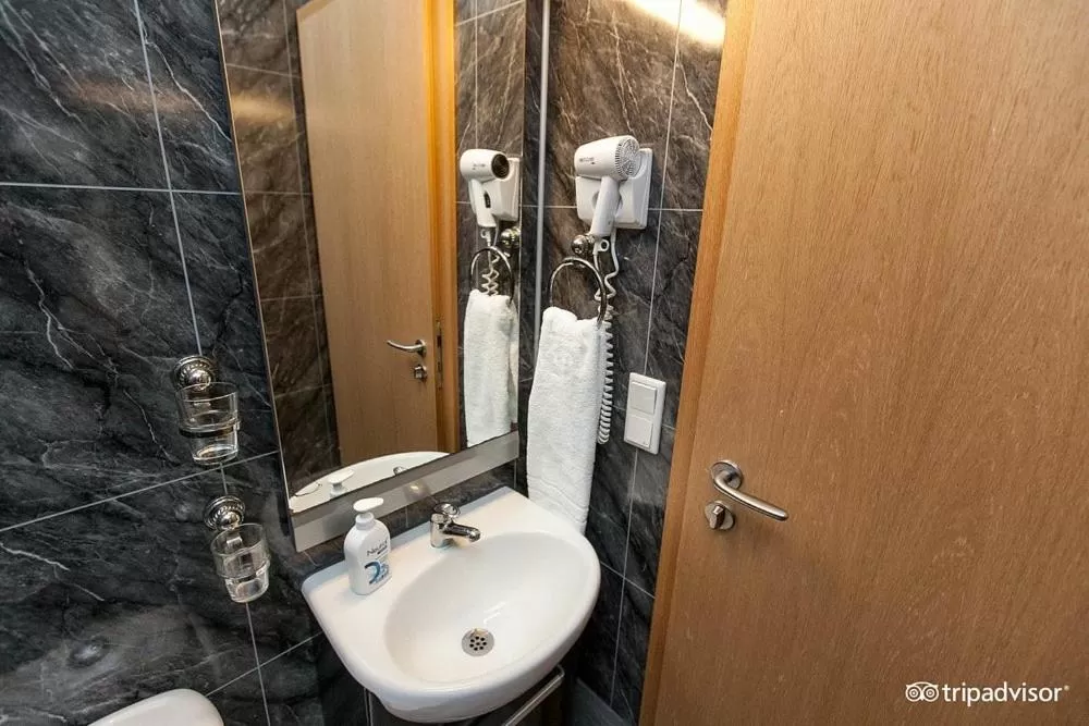 Bathroom in 101 Guesthouse Hotel