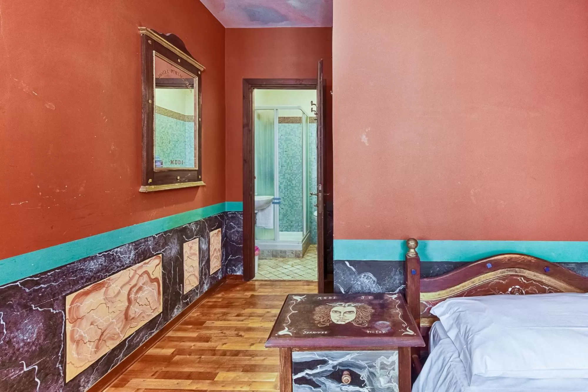 Bathroom, Bed in Hotel Portacavana