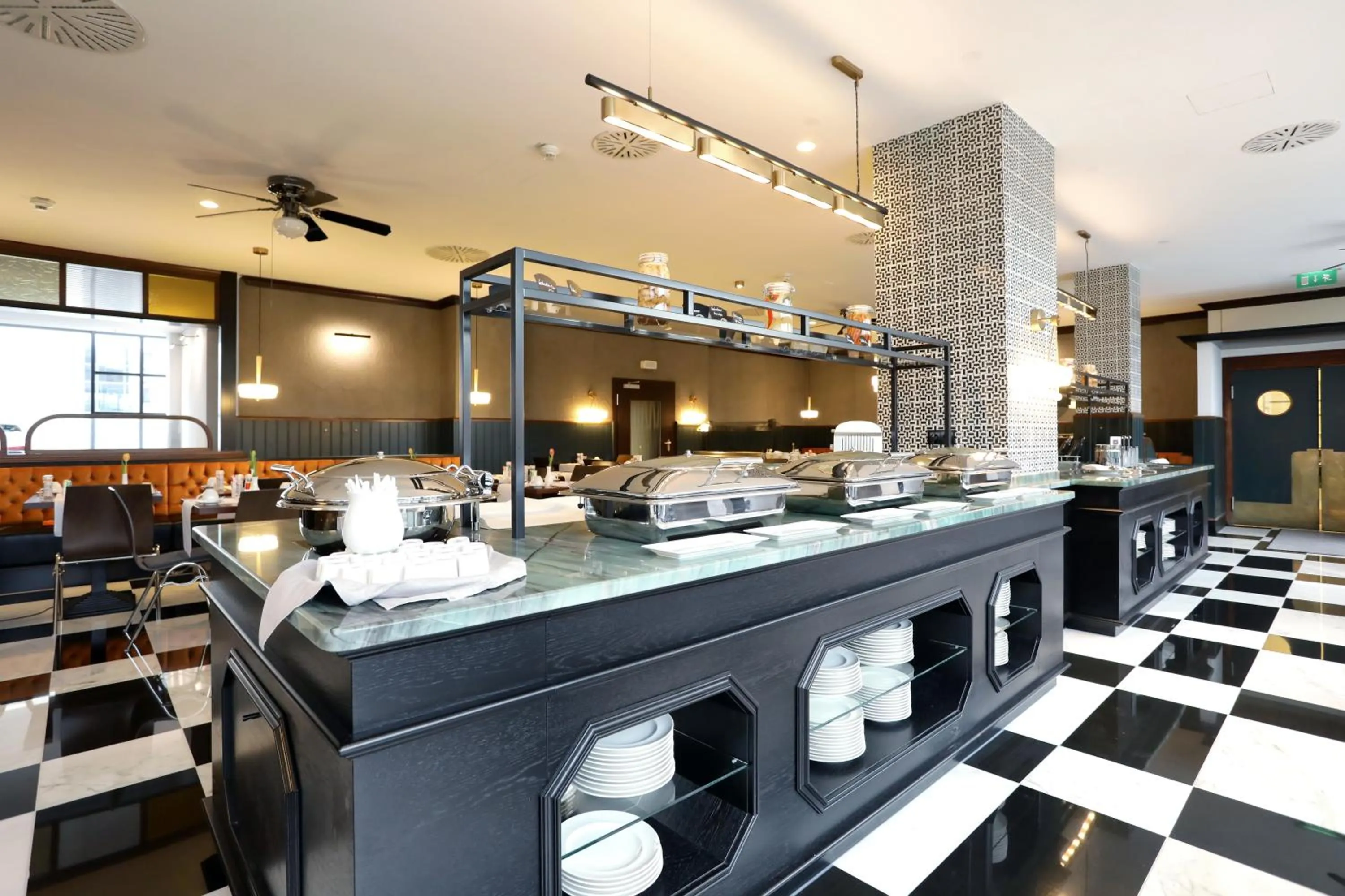 Restaurant/places to eat in Mercure Hotel Frankfurt Airport Langen