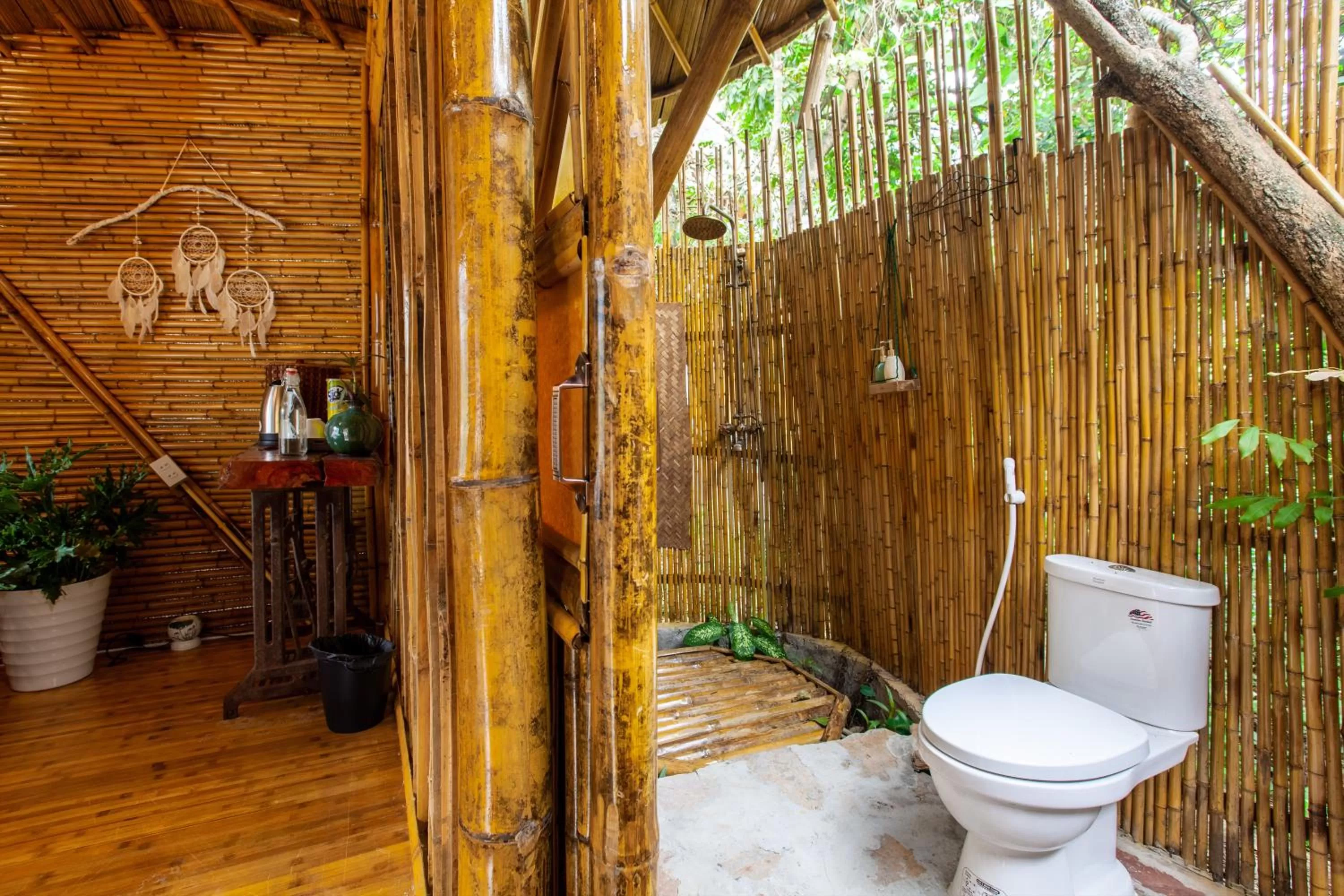 Toilet in Trang An Lamia Bungalow