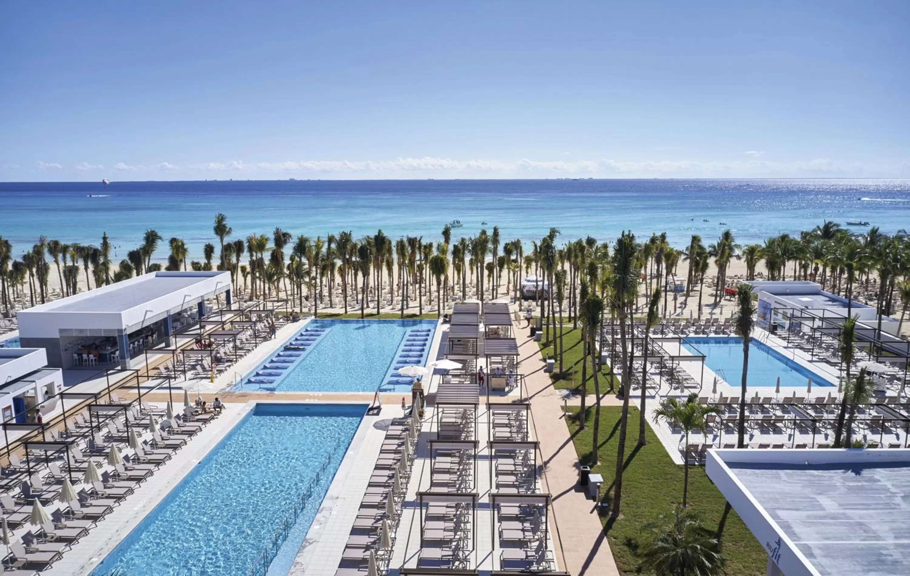 Swimming pool in Riu Palace Riviera Maya - All Inclusive