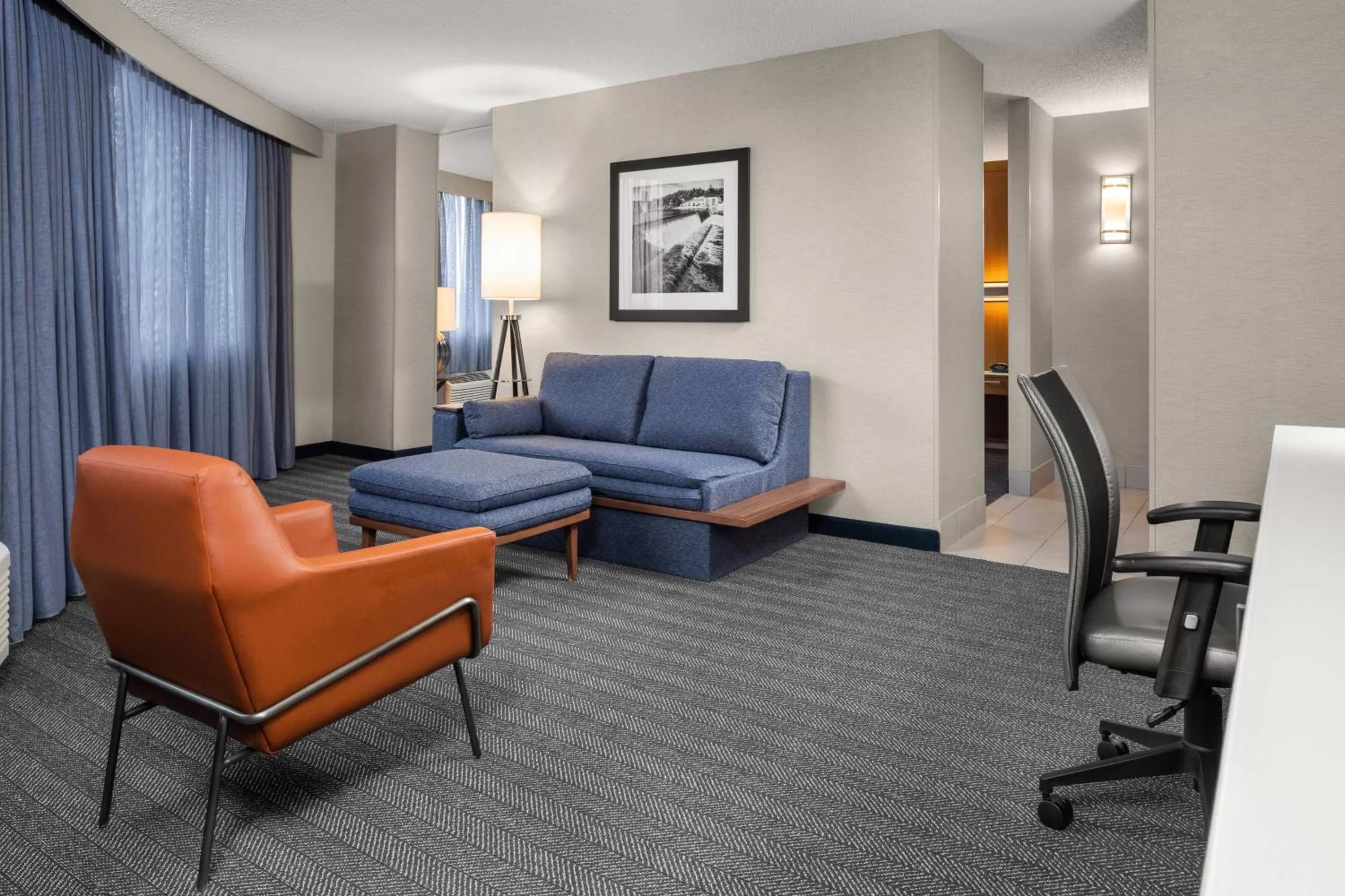 Bedroom in Courtyard by Marriott Minneapolis Downtown