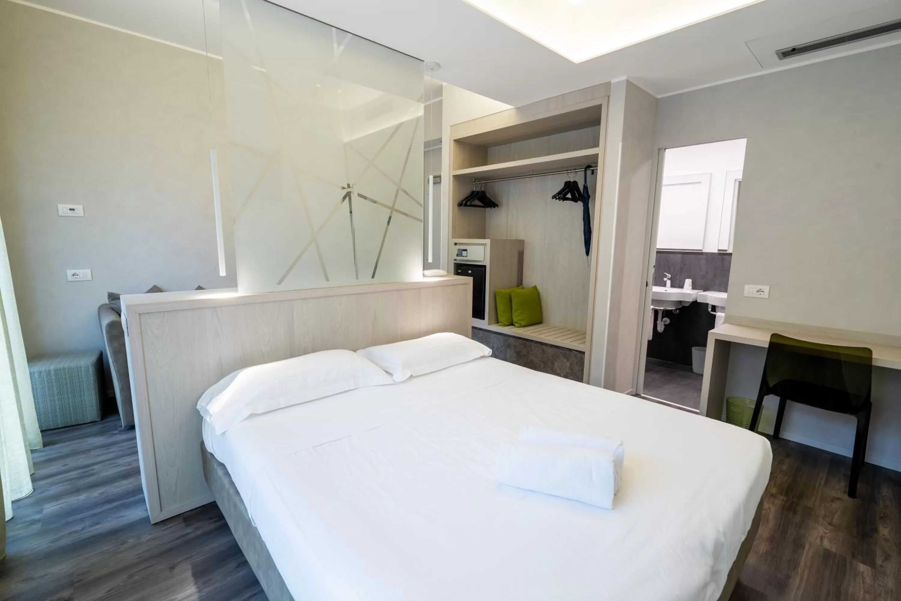 Bed in Hotel Des Etrangers