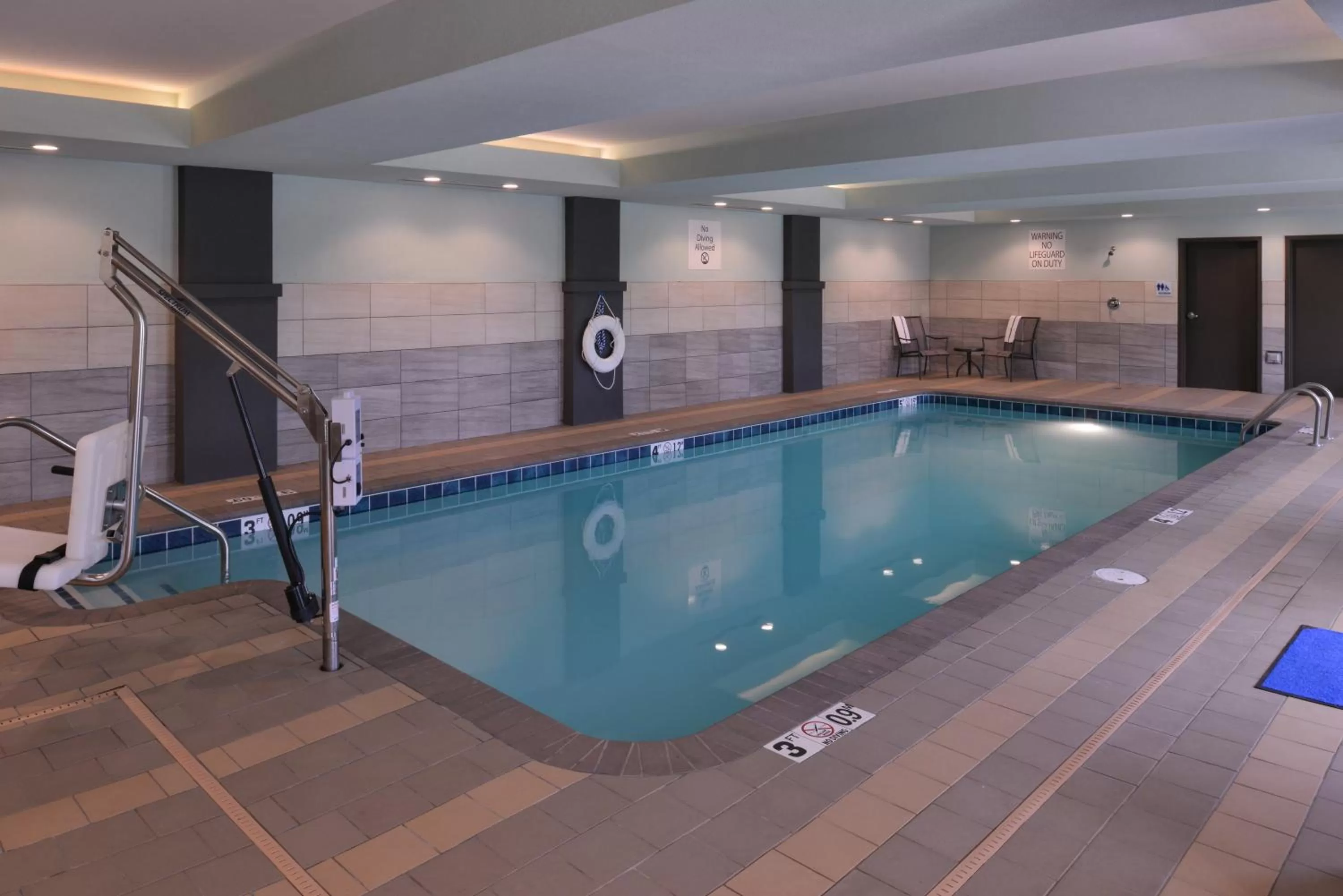 Swimming pool in Holiday Inn Express and Suites Bryant - Benton Area by IHG