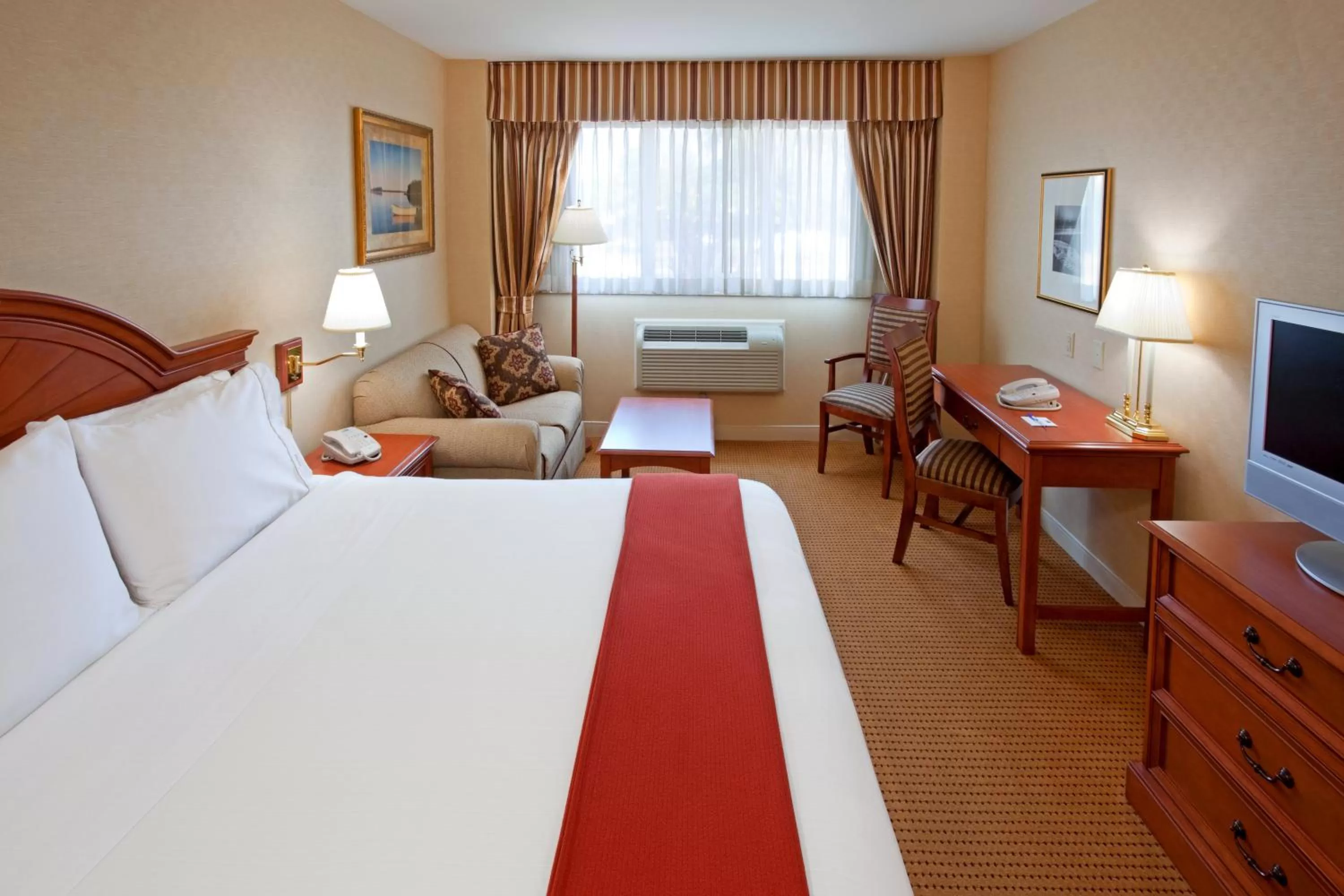 Photo of the whole room, Bed in Rockville Centre Hotel - JFK Airport