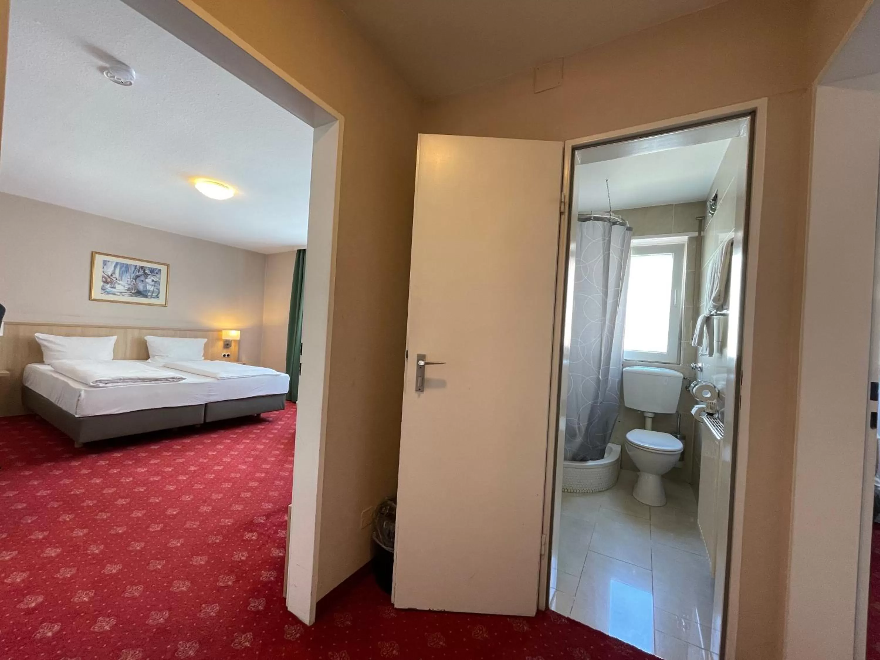 Bathroom, Bed in Hafner Hotel- Apartment