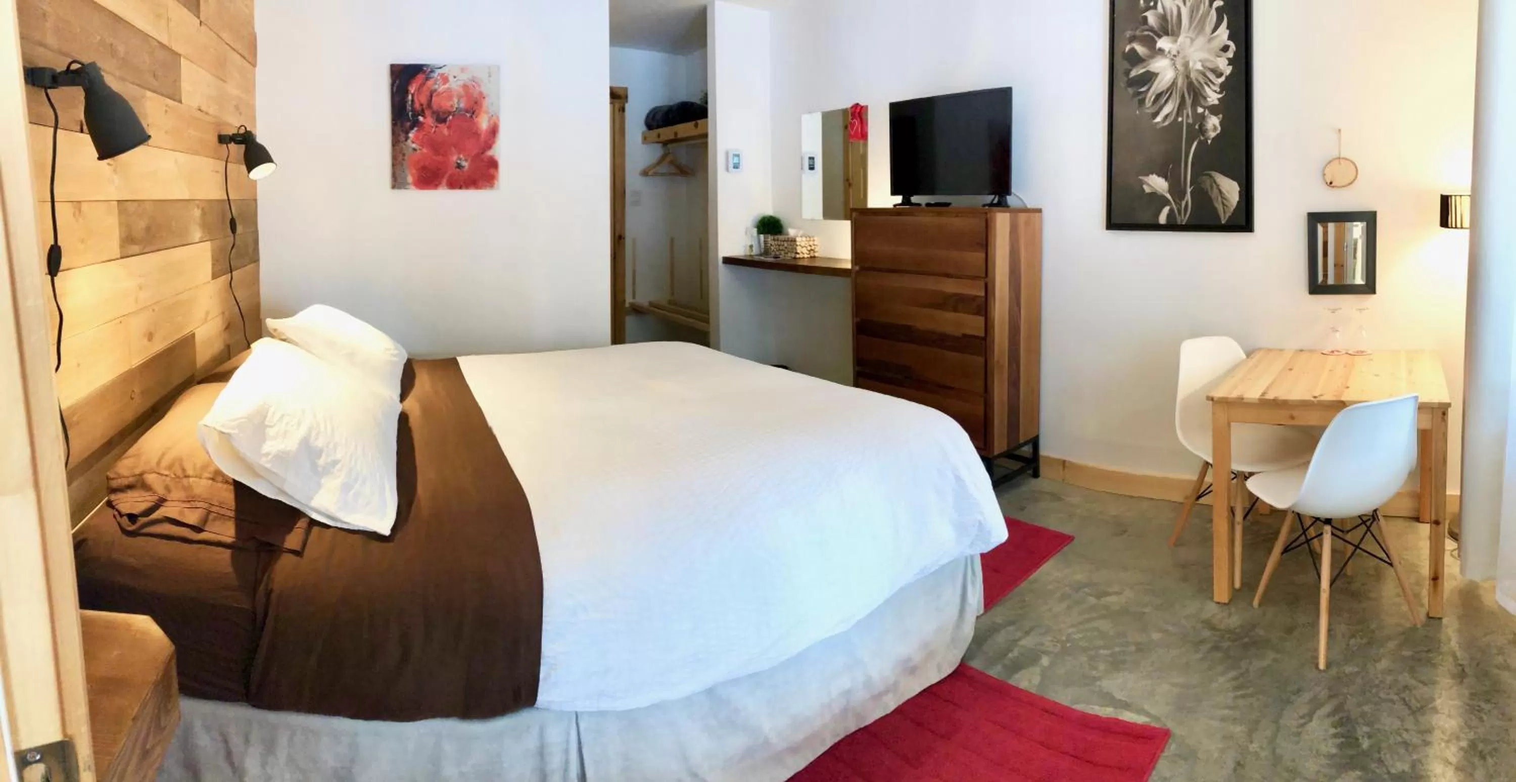 Shower, Bed in Le Domaine du Lac Saint Charles