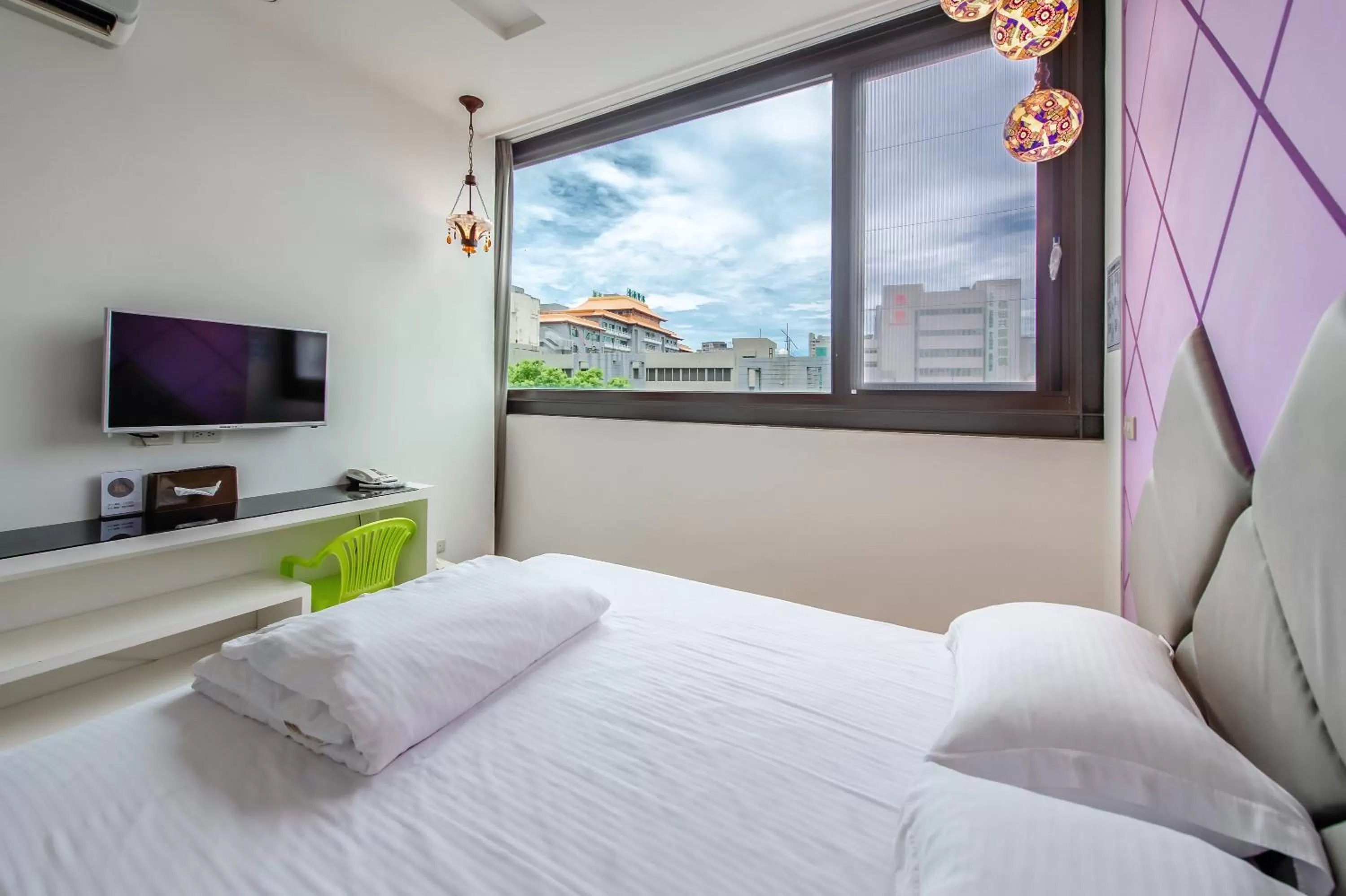 Photo of the whole room, Bed in lightness Station Inn