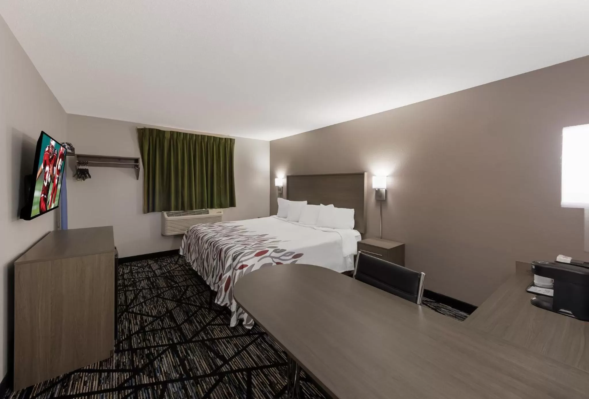 Bedroom, Bed in Red Roof Inn Mansfield