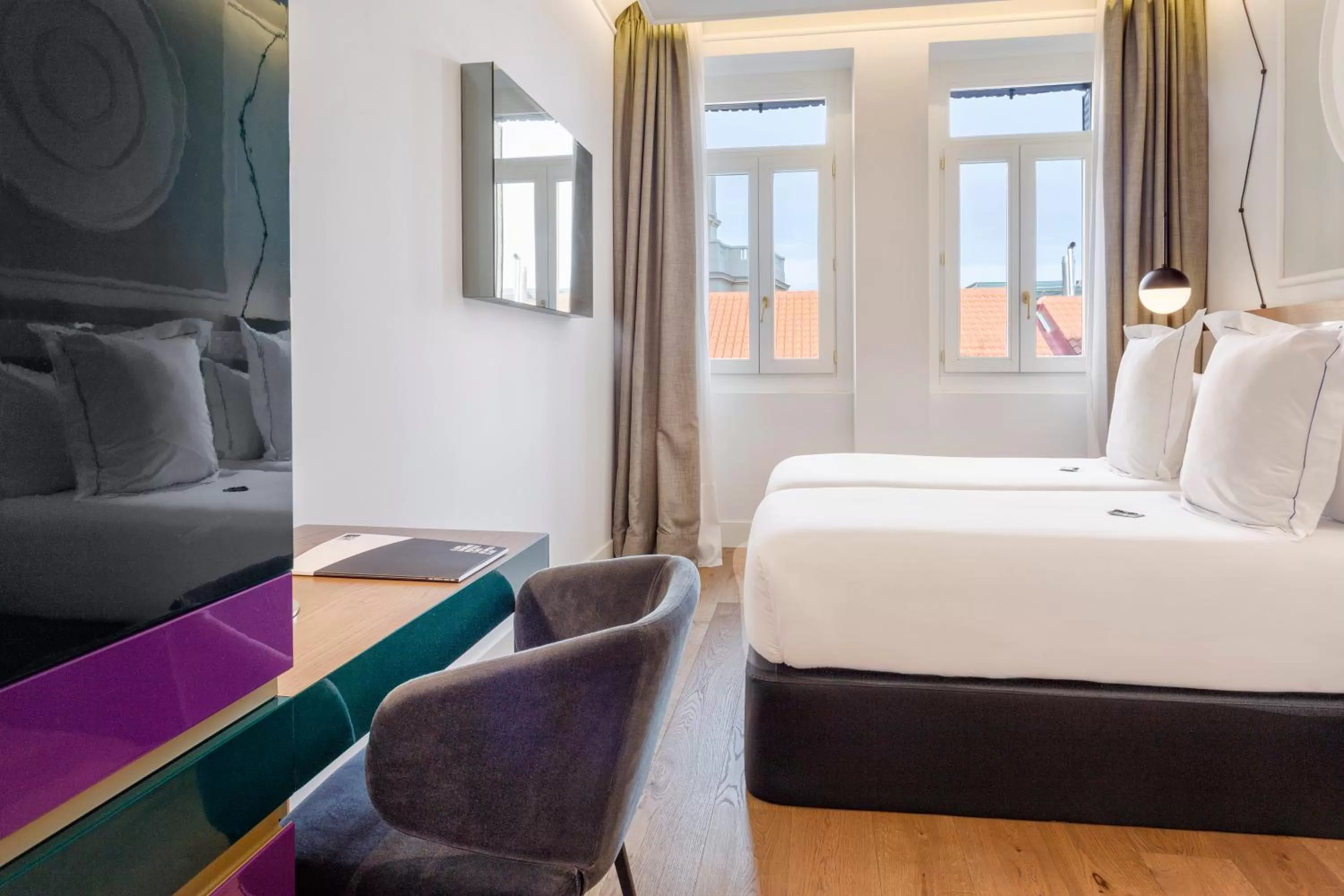 Photo of the whole room, Bed in One Shot Fortuny