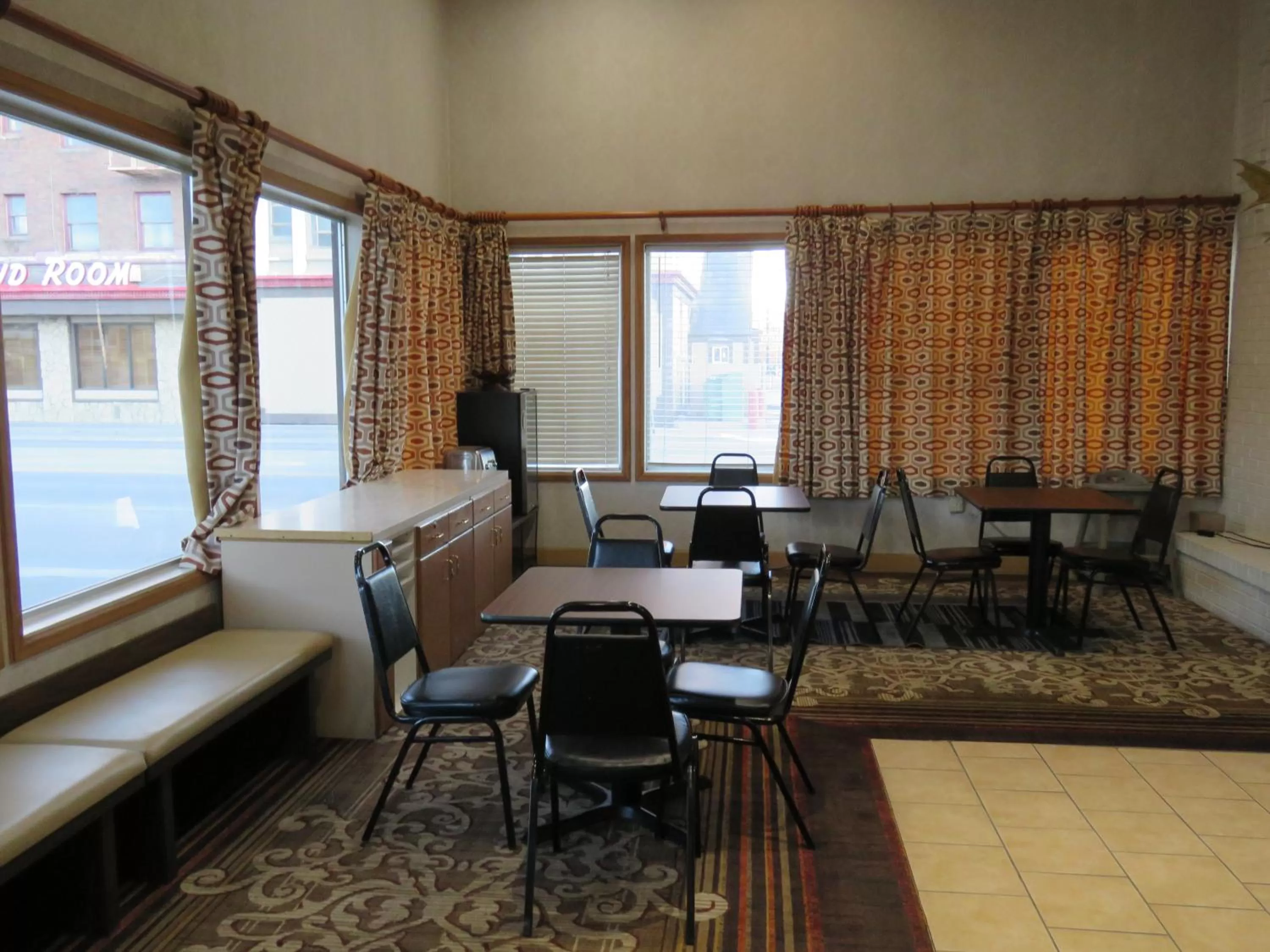 Breakfast in Thunderbird Motel