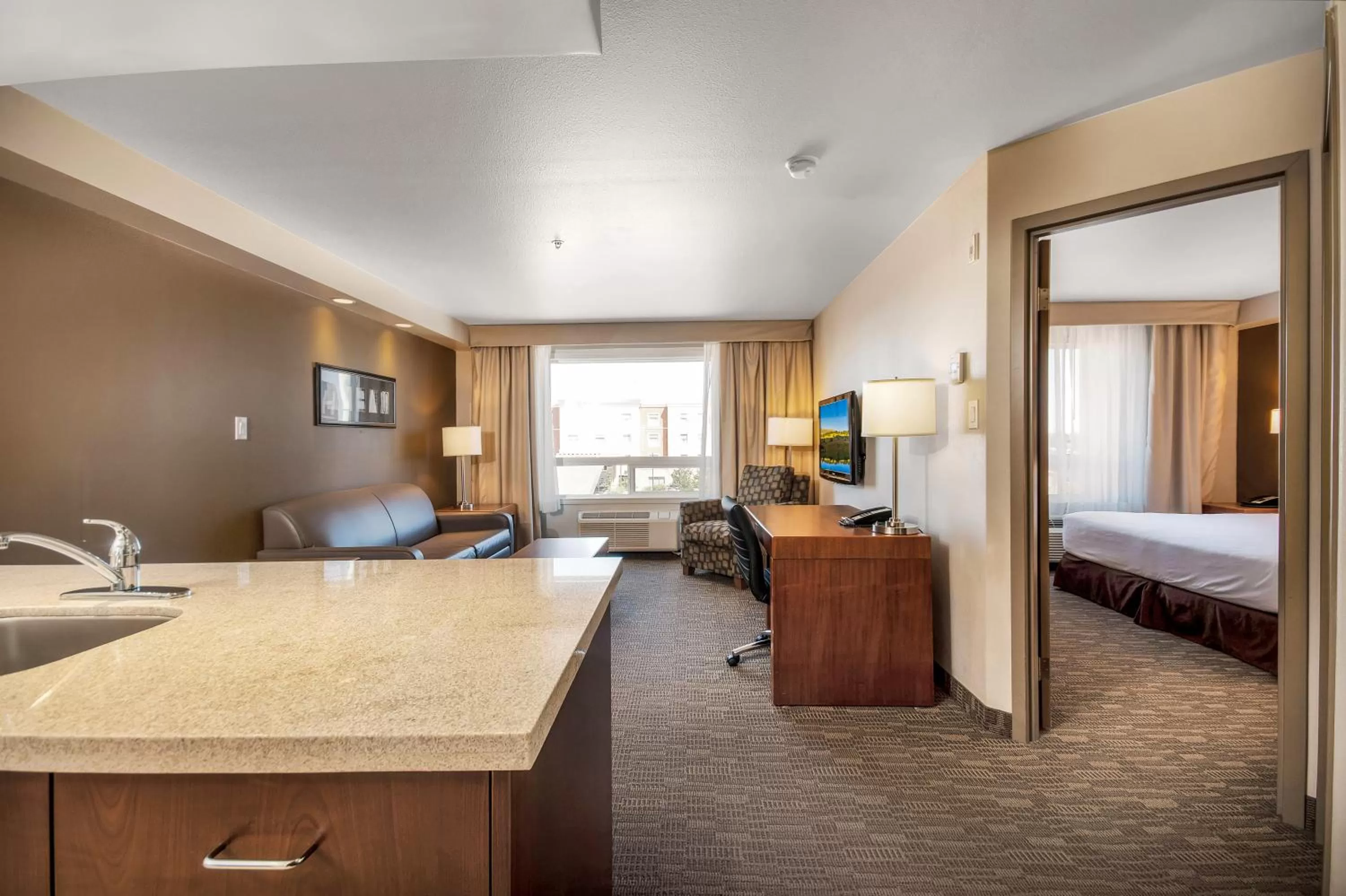 Photo of the whole room, Bed in Home Inn & Suites Regina East