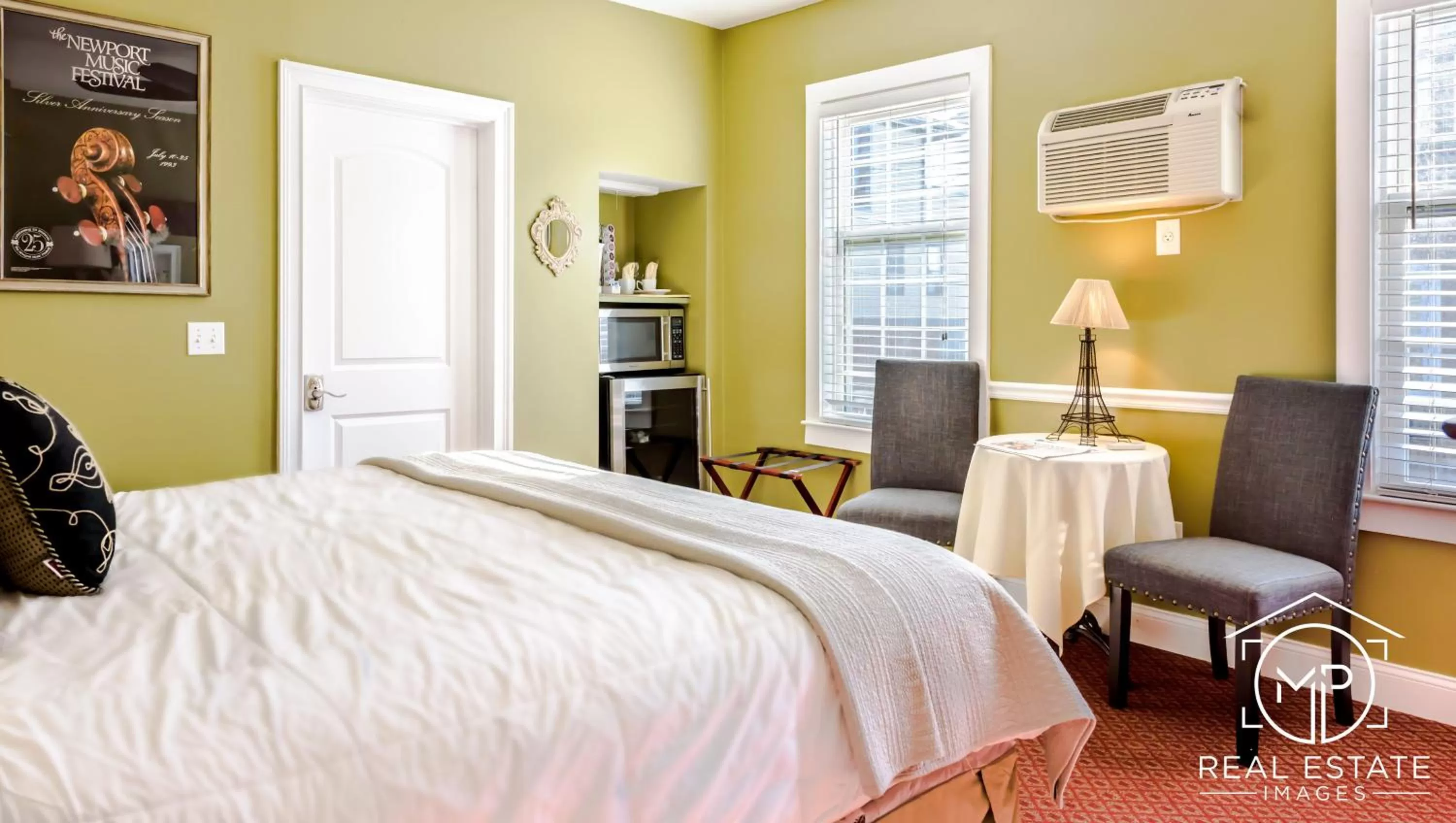 Photo of the whole room, Bed in Bouchard Restaurant & Inn