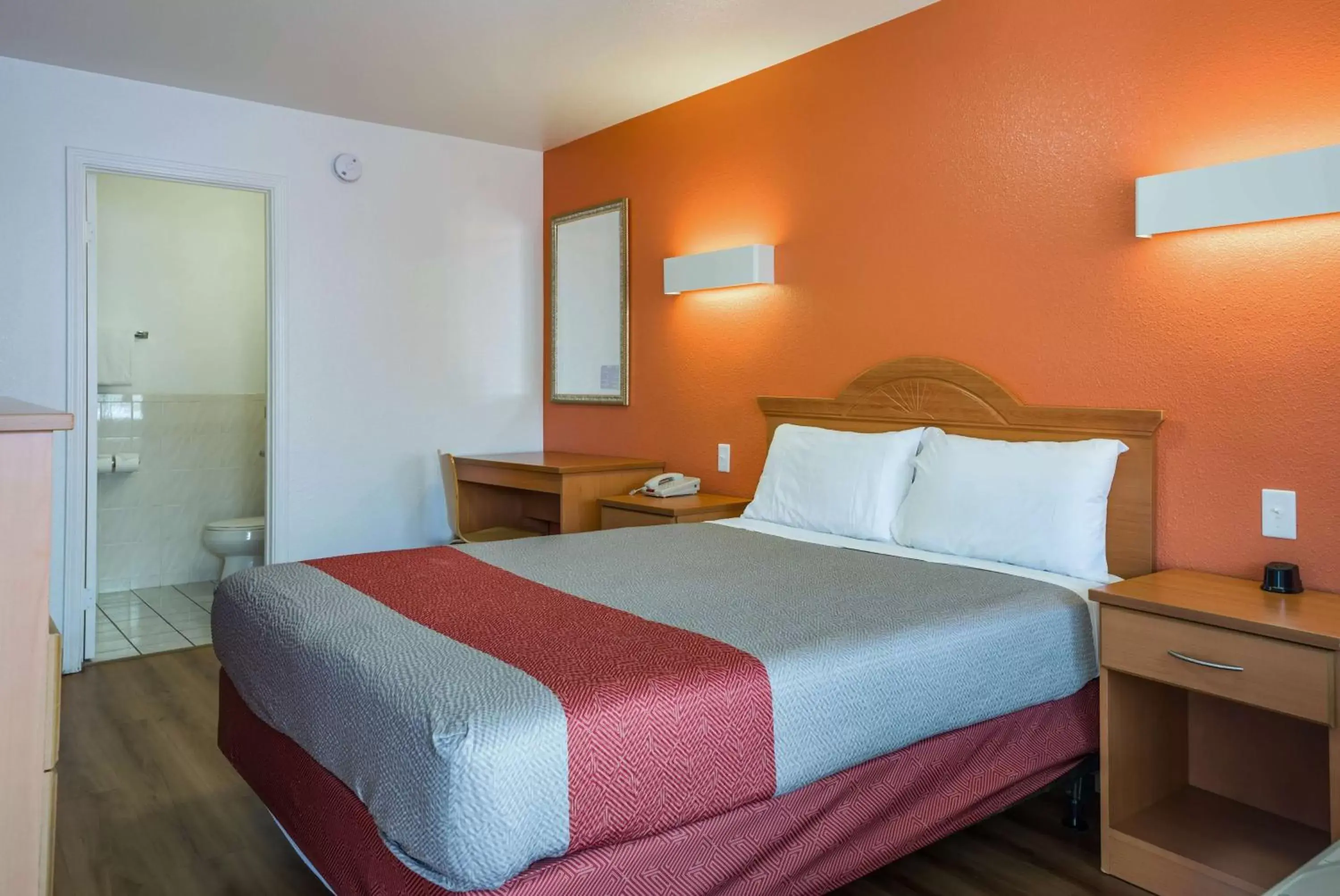 Queen Room - Non-Smoking in Motel 6-Concord, CA Queen Room - Non-Smoking in Motel 6-Concord, CA